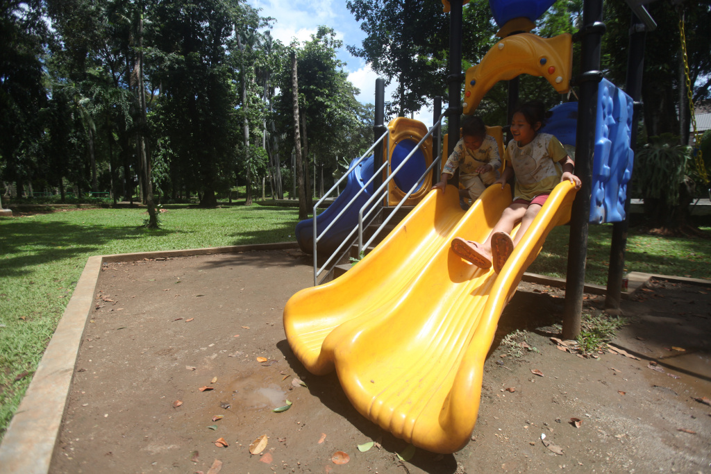 Tiga Taman di Jakarta akan Menjadi Taman ASEAN Anak-anak bermain ayunan di Taman Langsat, Jakarta, Jumat (18/4/2925).(Beritanasional.com/Oke Atmaja)