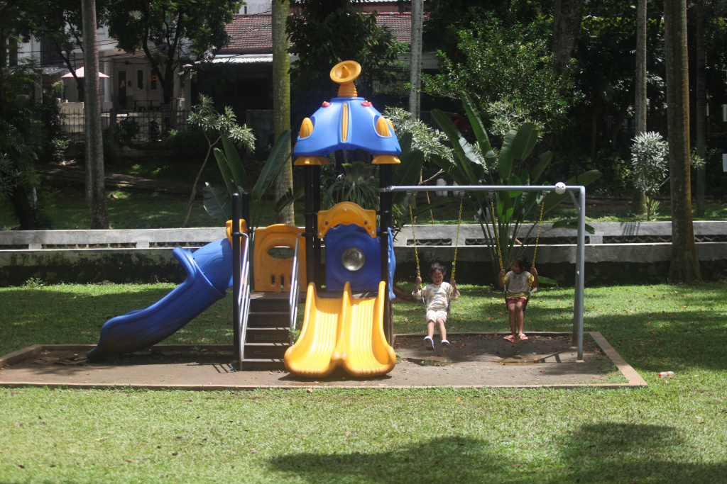 Tiga Taman di Jakarta akan Menjadi Taman ASEAN Anak-anak bermain ayunan di Taman Langsat, Jakarta, Jumat (18/4/2925).(Beritanasional.com/Oke Atmaja)