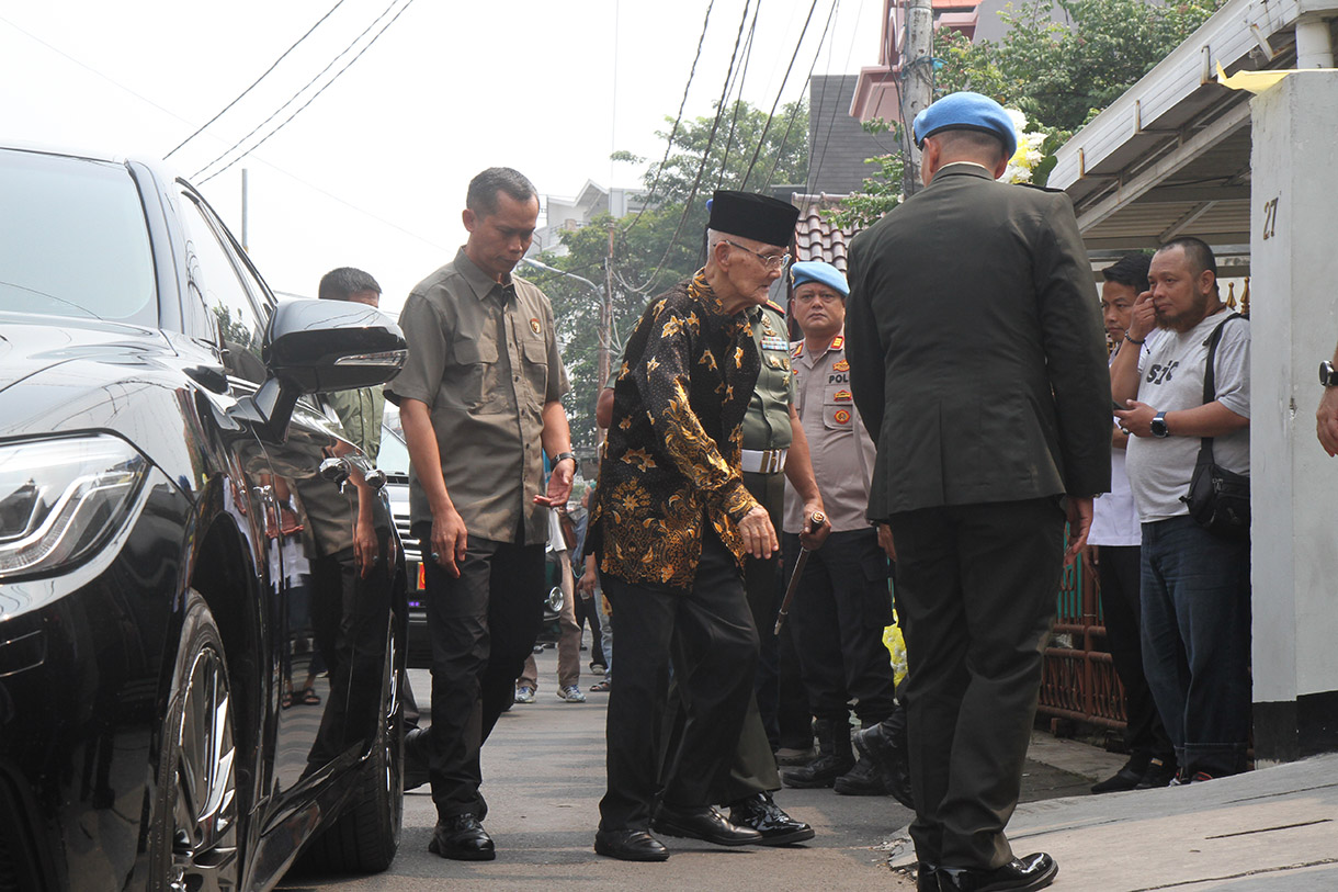 Wapres RI ke-6 Try Sutrisno melayat ke rumah duka Wakil Presiden ke-9 RI Hamzah Haz di Jalan Tegalan, Matraman, Jakarta Timur, Rabu (24/7/2024). (BeritaNasional.com/Oke Atmaja)