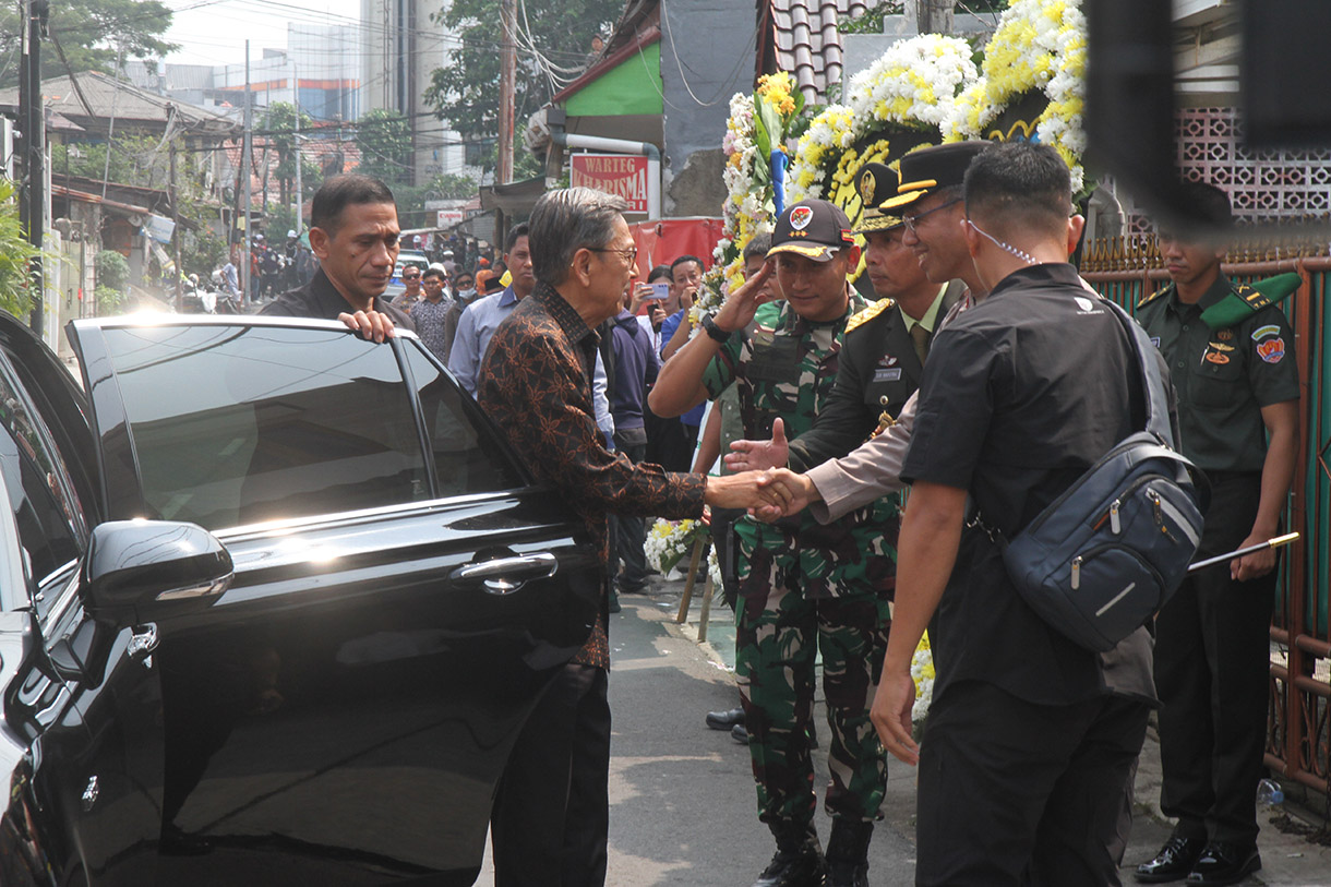 Wapres RI ke-6 Try Sutrisno melayat ke rumah duka Wakil Presiden ke-9 RI Hamzah Haz di Jalan Tegalan, Matraman, Jakarta Timur, Rabu (24/7/2024). (BeritaNasional.com/Oke Atmaja)