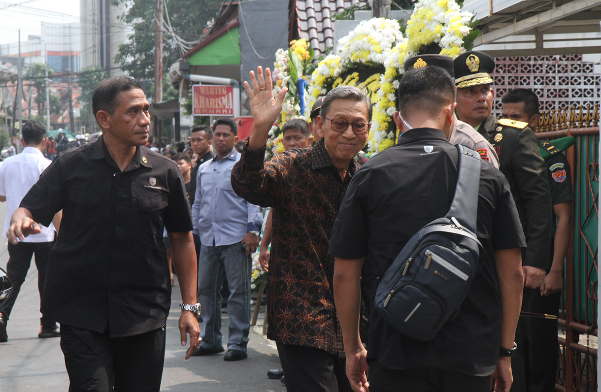 Wapres RI ke-6 Try Sutrisno melayat ke rumah duka Wakil Presiden ke-9 RI Hamzah Haz di Jalan Tegalan, Matraman, Jakarta Timur, Rabu (24/7/2024). (BeritaNasional.com/Oke Atmaja)