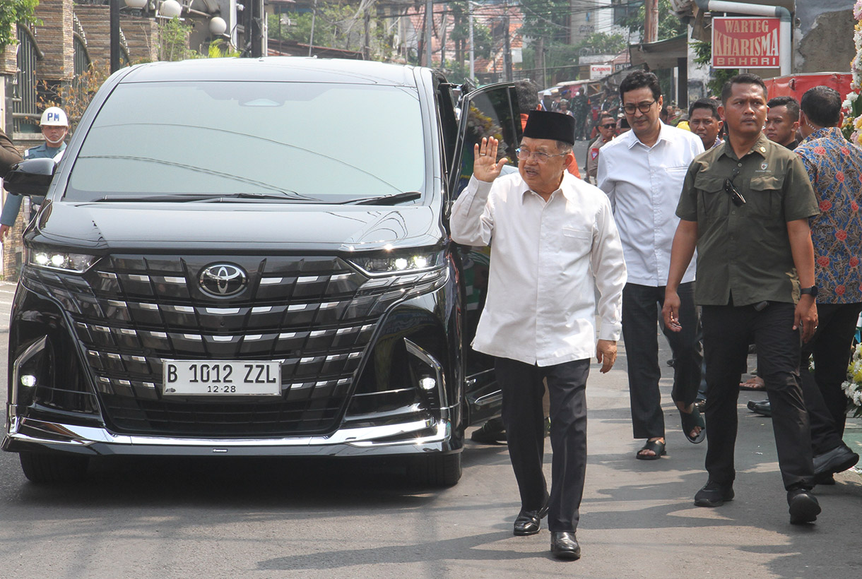 Wapres RI ke-6 Try Sutrisno melayat ke rumah duka Wakil Presiden ke-9 RI Hamzah Haz di Jalan Tegalan, Matraman, Jakarta Timur, Rabu (24/7/2024). (BeritaNasional.com/Oke Atmaja)