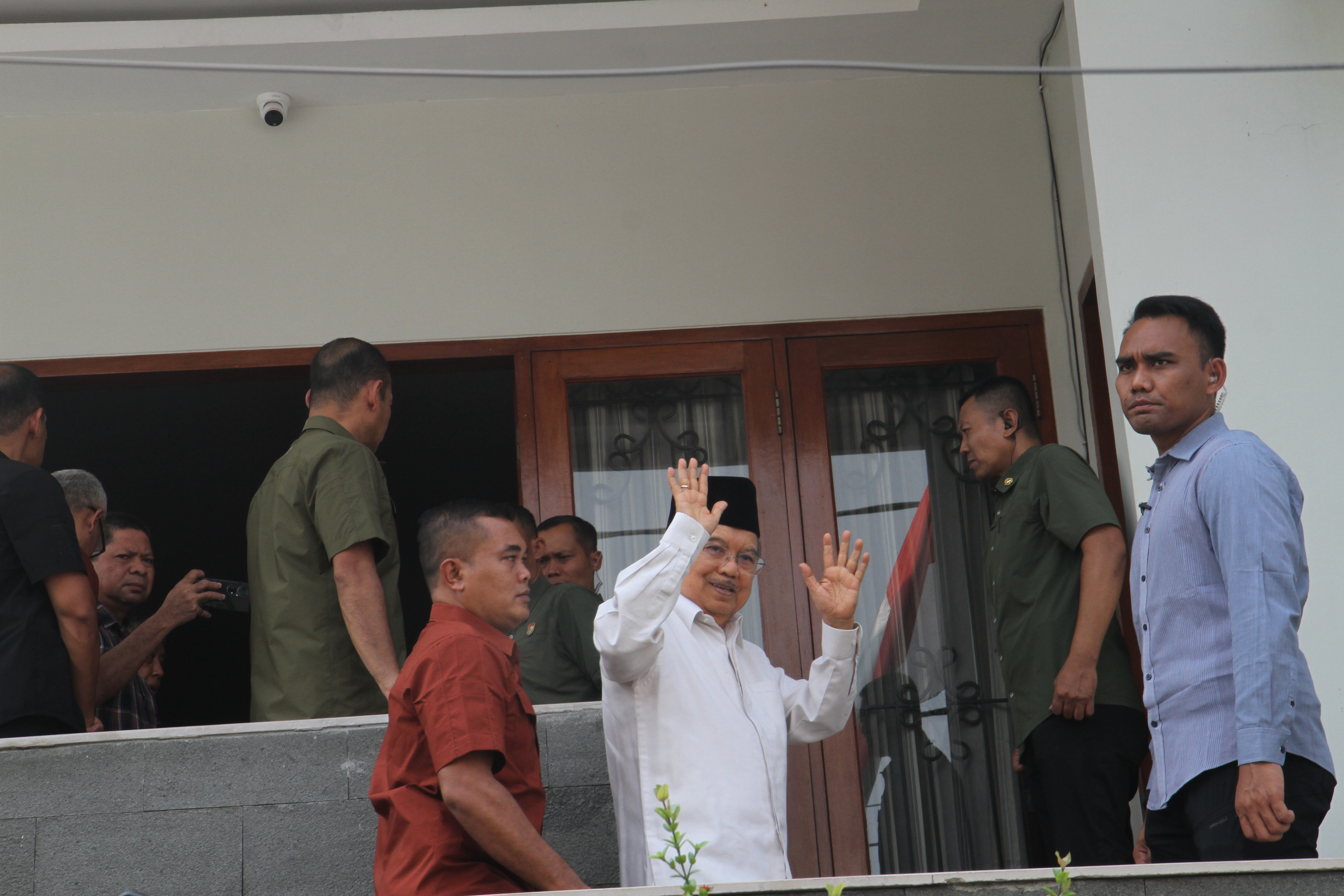 Wapres RI ke-6 Try Sutrisno melayat ke rumah duka Wakil Presiden ke-9 RI Hamzah Haz di Jalan Tegalan, Matraman, Jakarta Timur, Rabu (24/7/2024). (BeritaNasional.com/Oke Atmaja)