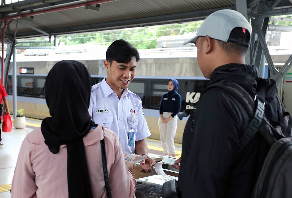 Penumpang mulai memadati stasiun kereta Senen. (BeritaNasional/Elvis Sendouw)