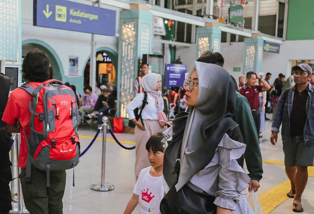 Penumpang mulai memadati stasiun kereta Senen. (BeritaNasional/Elvis Sendouw)