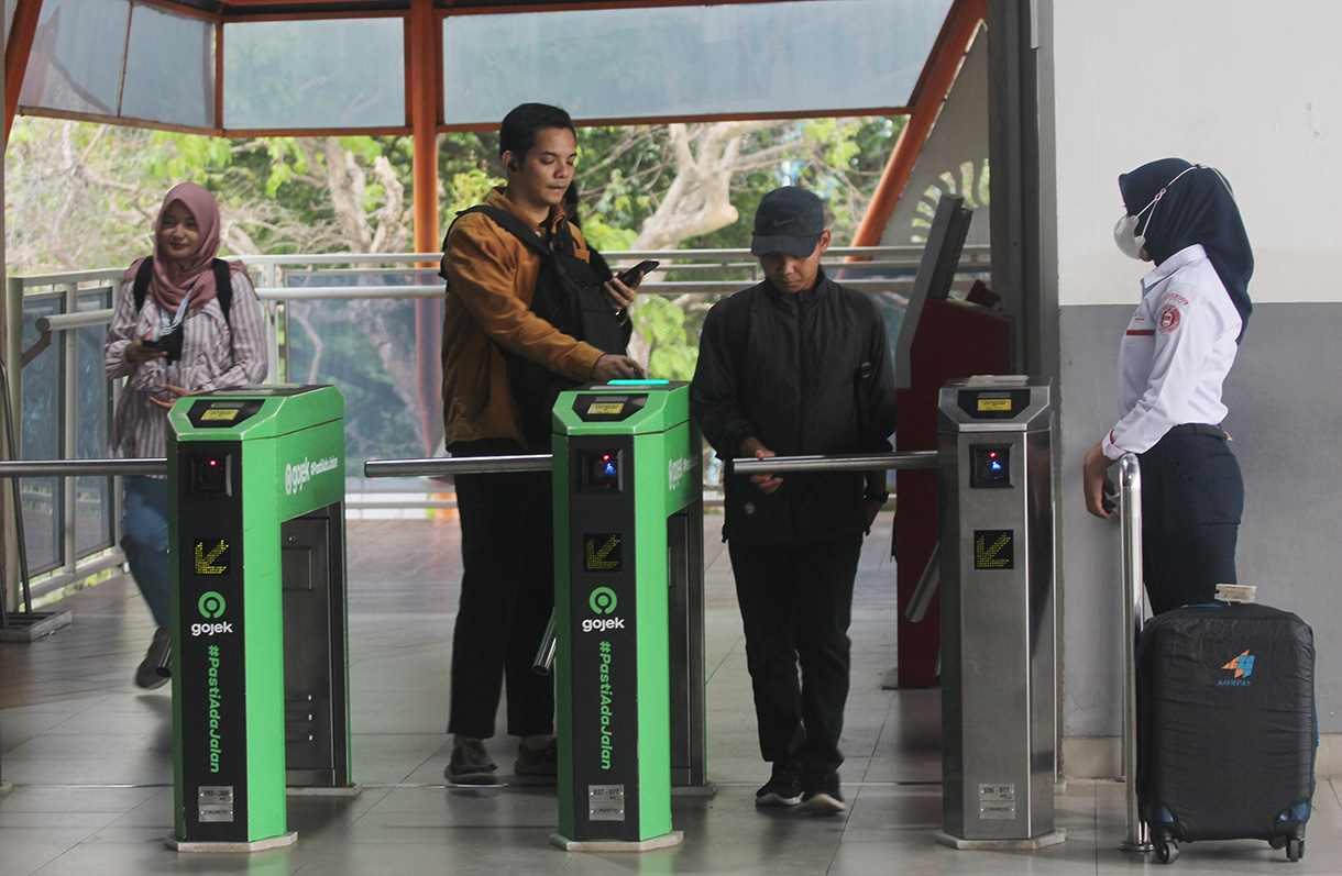 Penumpang KRL melintas di Stasiun Kebayoran, Jakarta, Kamis (29/8/2024). (BeritaNasional.com/ Oke Atmaja)