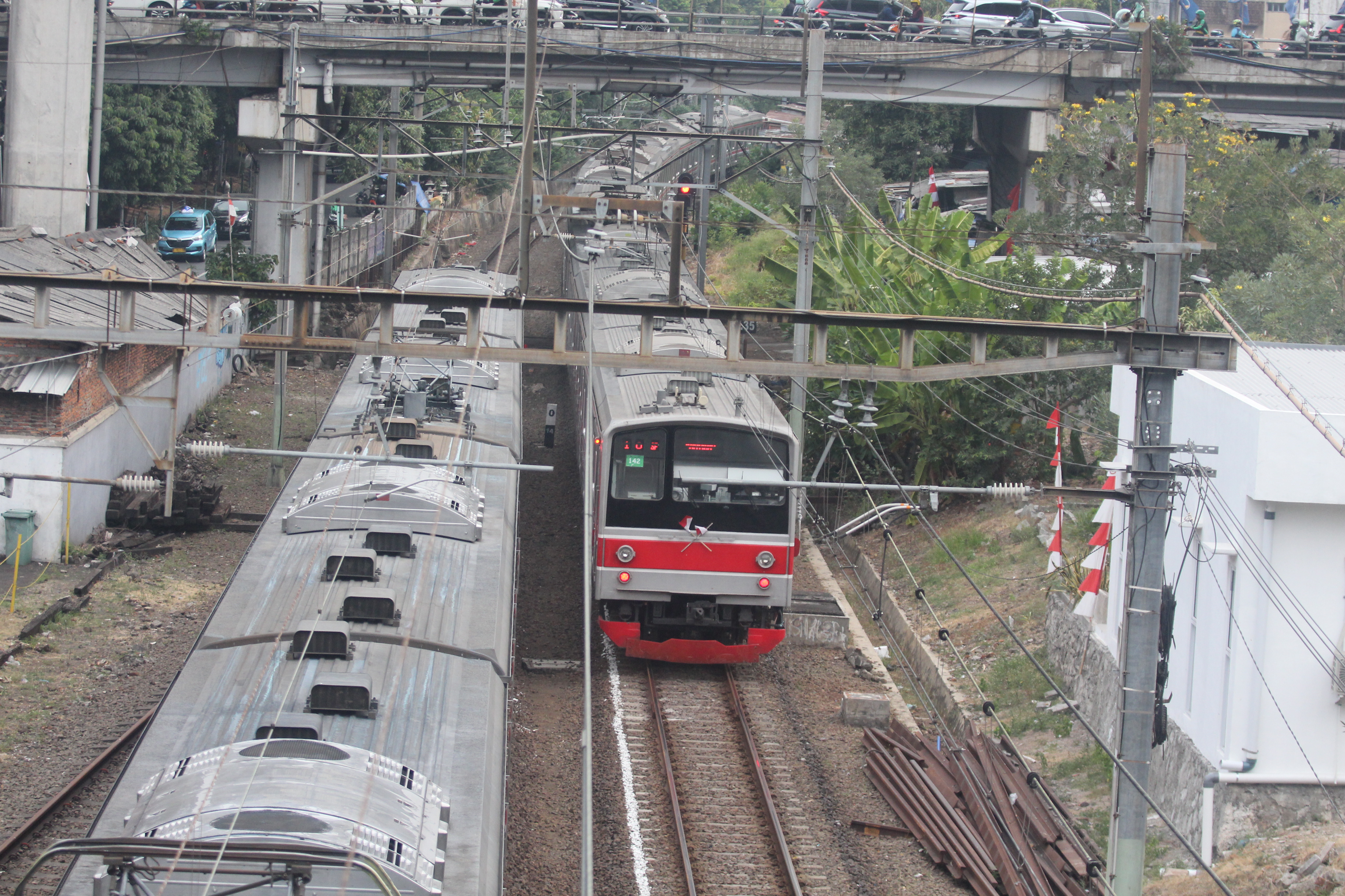 Penumpang KRL melintas di Stasiun Kebayoran, Jakarta, Kamis (29/8/2024). (BeritaNasional.com/ Oke Atmaja)