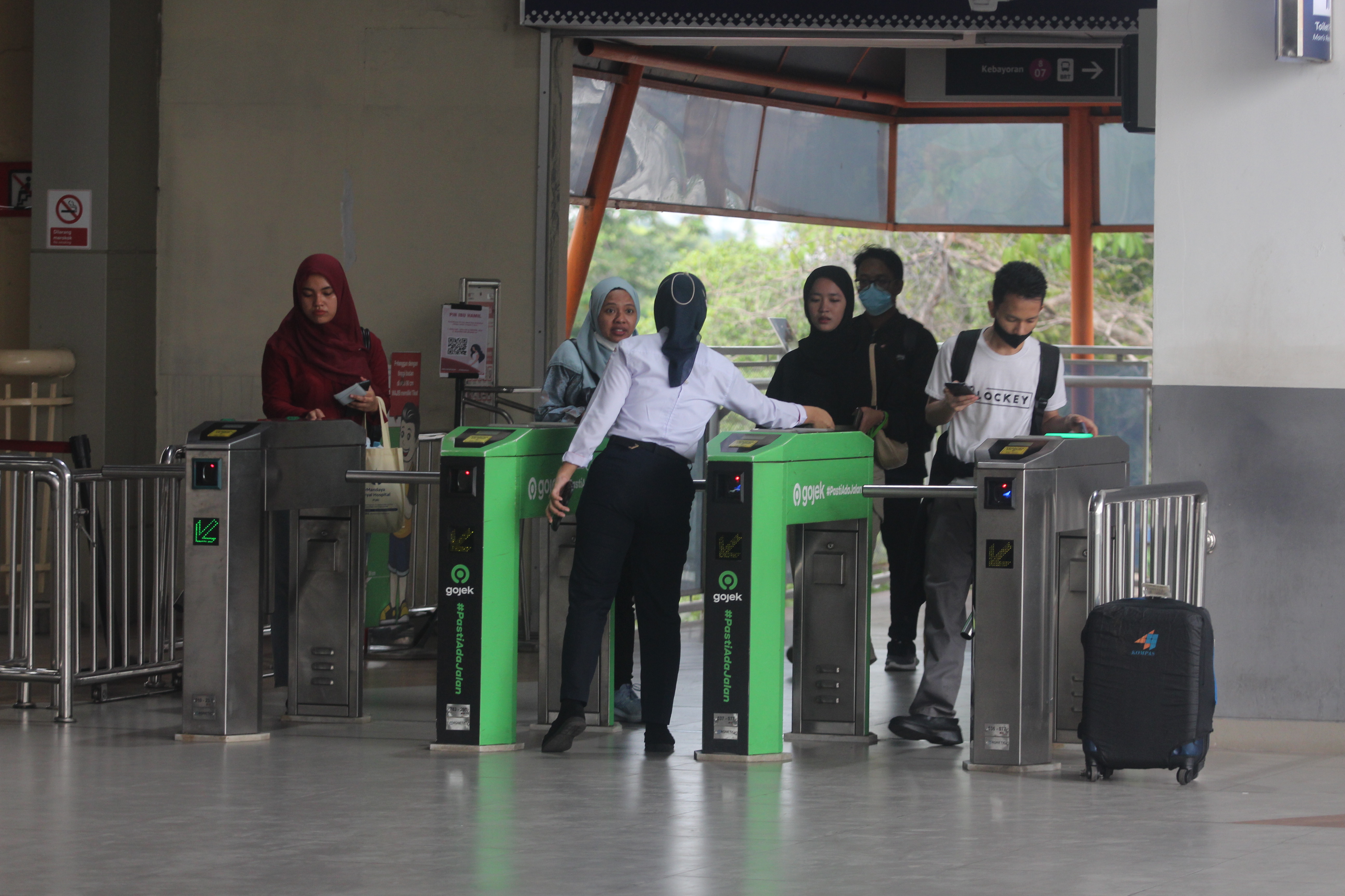 Penumpang KRL melintas di Stasiun Kebayoran, Jakarta, Kamis (29/8/2024). (BeritaNasional.com/ Oke Atmaja)