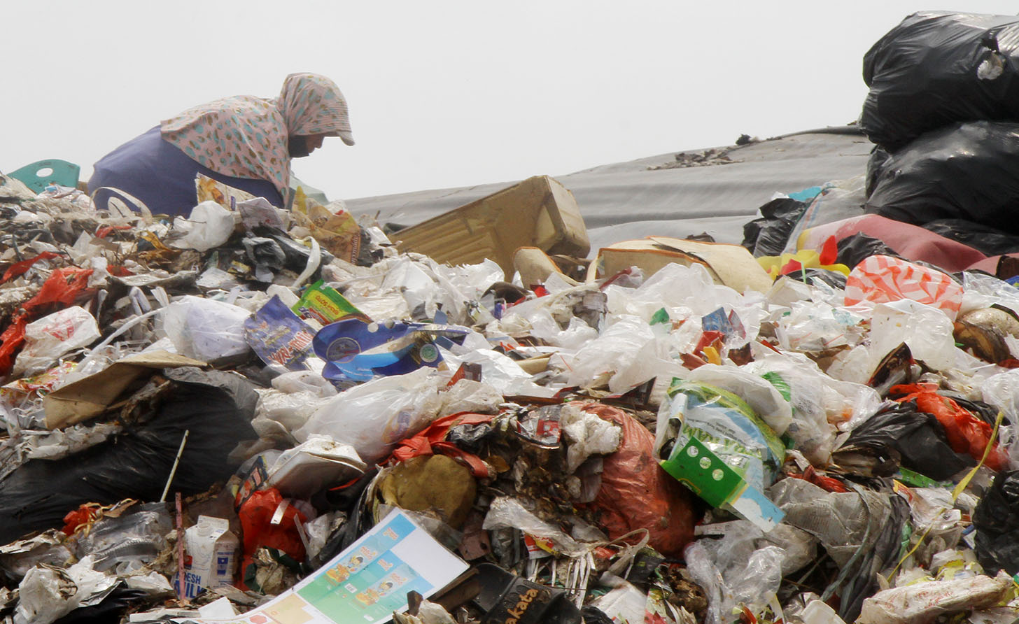 Pemulung mengais barang di gunungan sampah Tempat Pengolahan Sampah Terpadu (TPST) Dinas Lingkungan Hidup DKI Jakarta, Bantar Gebang, Bekasi, Jawa Barat, Kamis (2/5/2024).(BeritaNasional.Com/Oke Atmaja)