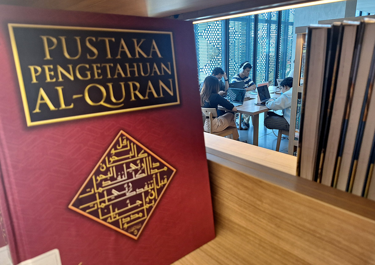 Pengunjung membaca buku di Perpustakaan Jakarta, Cikini, Jakarta, Selasa (30/7/2024). (BeritaNasional.com/Oke Atmaja)