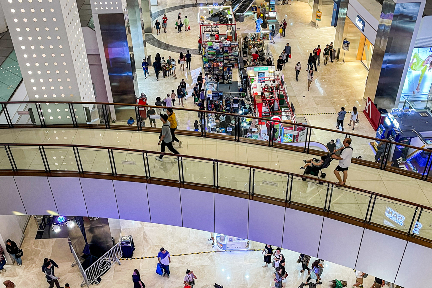 Sejumlah calon pembeli memilih pakain di salah satu pusat perbelanjaan di Jakarta, Sabtu (29/6/2024).(BeritaNasional.com/Oke Atmaja)