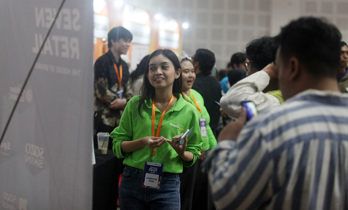Para pencari kerja melakukan scan kode barcode lowongan kerja dalam Ajang Jakarta Job Festival 2025 di Balai Kartini, Jakarta, Kamis (13/11/2025). (Beritanasional.com/Oke Atmaja)