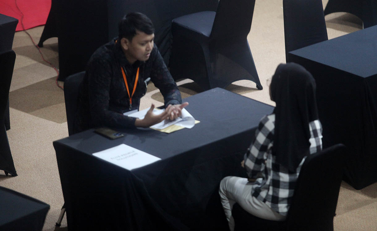 Para pencari kerja melakukan scan kode barcode lowongan kerja dalam Ajang Jakarta Job Festival 2025 di Balai Kartini, Jakarta, Kamis (13/11/2025). (Beritanasional.com/Oke Atmaja)
