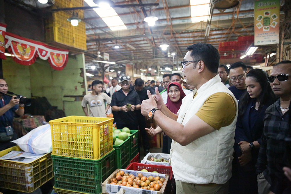 Cagub Jakarta nomor urut 1 blusukan ke pasar Jakarta Timur. (BeritaNasional/Tim Rido/Elvis Senduw)