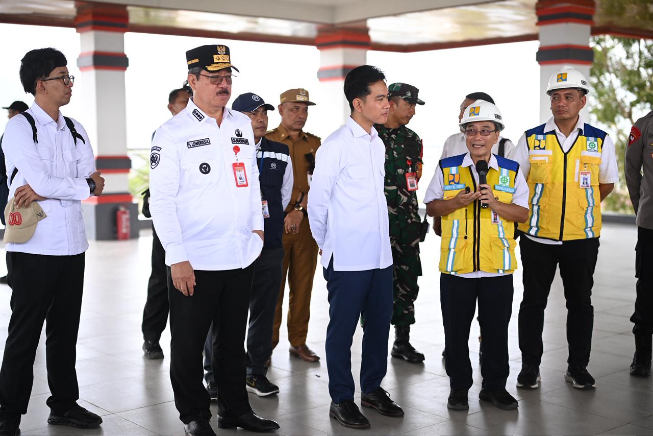 Tinjau Bendungan Way Apu, Wapres Tekankan Manfaat Nyata bagi Masyarakat Wapres Gibran Rakabuming meninjau progres pembangunan Bendungan Way Apu di Kabupaten Buru, Maluku. (BeritaNasional/Elvis/HO Setwapres)