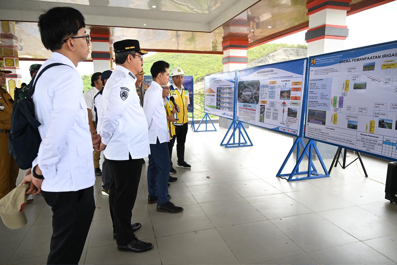 Tinjau Bendungan Way Apu, Wapres Tekankan Manfaat Nyata bagi Masyarakat Wapres Gibran Rakabuming meninjau progres pembangunan Bendungan Way Apu di Kabupaten Buru, Maluku. (BeritaNasional/Elvis/HO Setwapres)