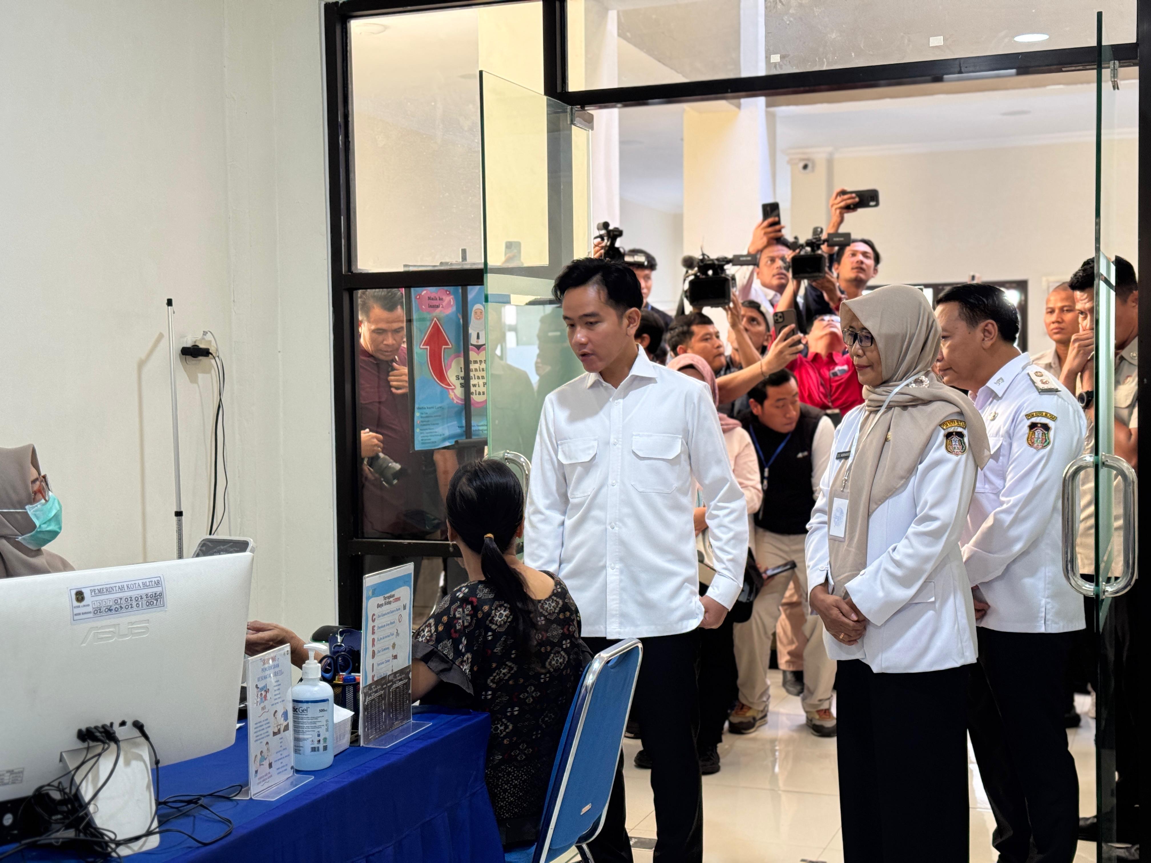 Tinjau Implementasi CKG di Blitar, Wapres Minta Puskesmas Perkuat Peran Promotif dan Preventif Wakil Presiden (Wapres) Gibran Rakabuming saatt meninjau pelaksanaan CKG di Puskesmas Sukorejo. (BeritaNasional/Elvis Sendouw/HO Setwapres)