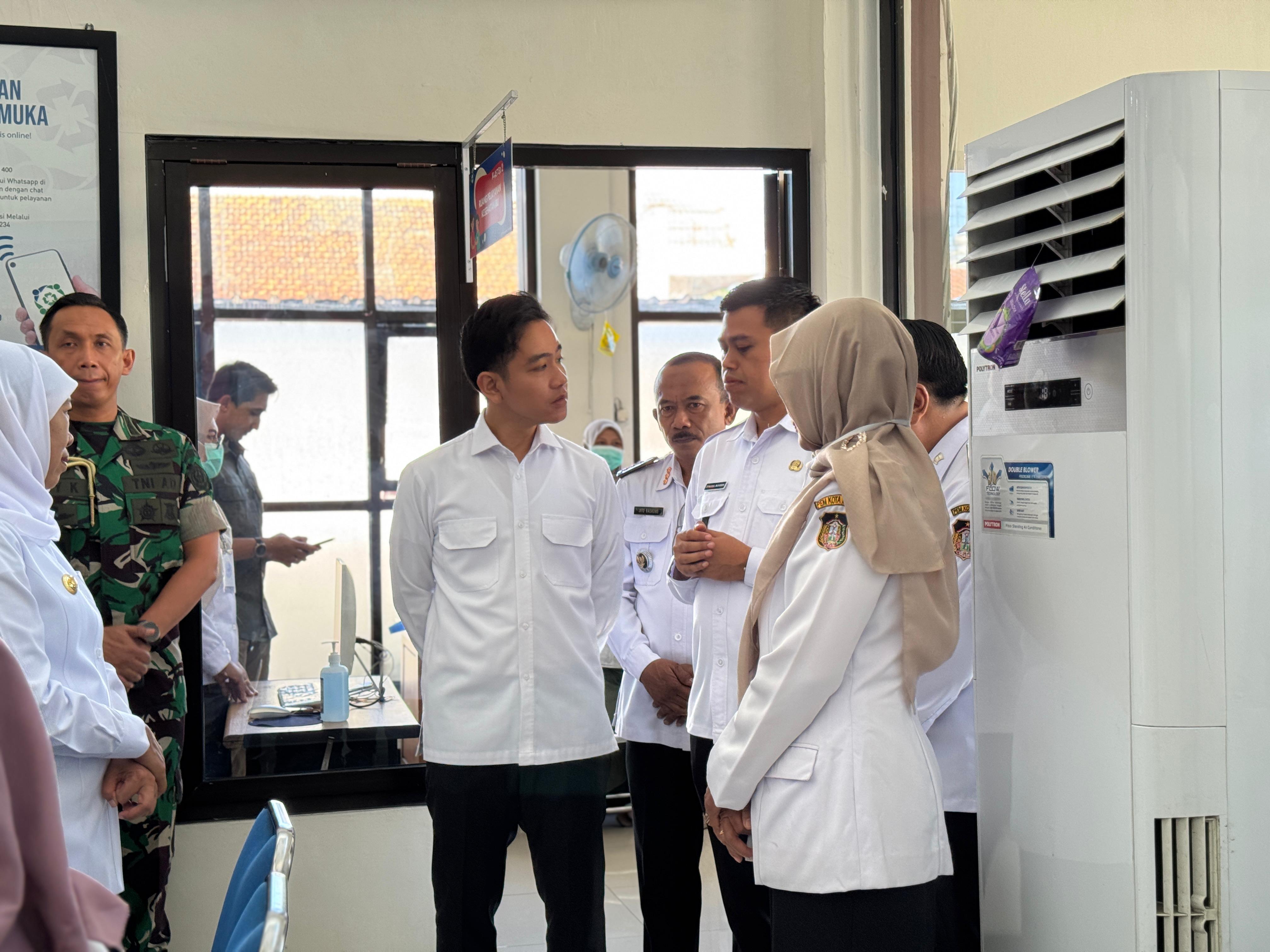 Tinjau Implementasi CKG di Blitar, Wapres Minta Puskesmas Perkuat Peran Promotif dan Preventif Wakil Presiden (Wapres) Gibran Rakabuming saatt meninjau pelaksanaan CKG di Puskesmas Sukorejo. (BeritaNasional/Elvis Sendouw/HO Setwapres)