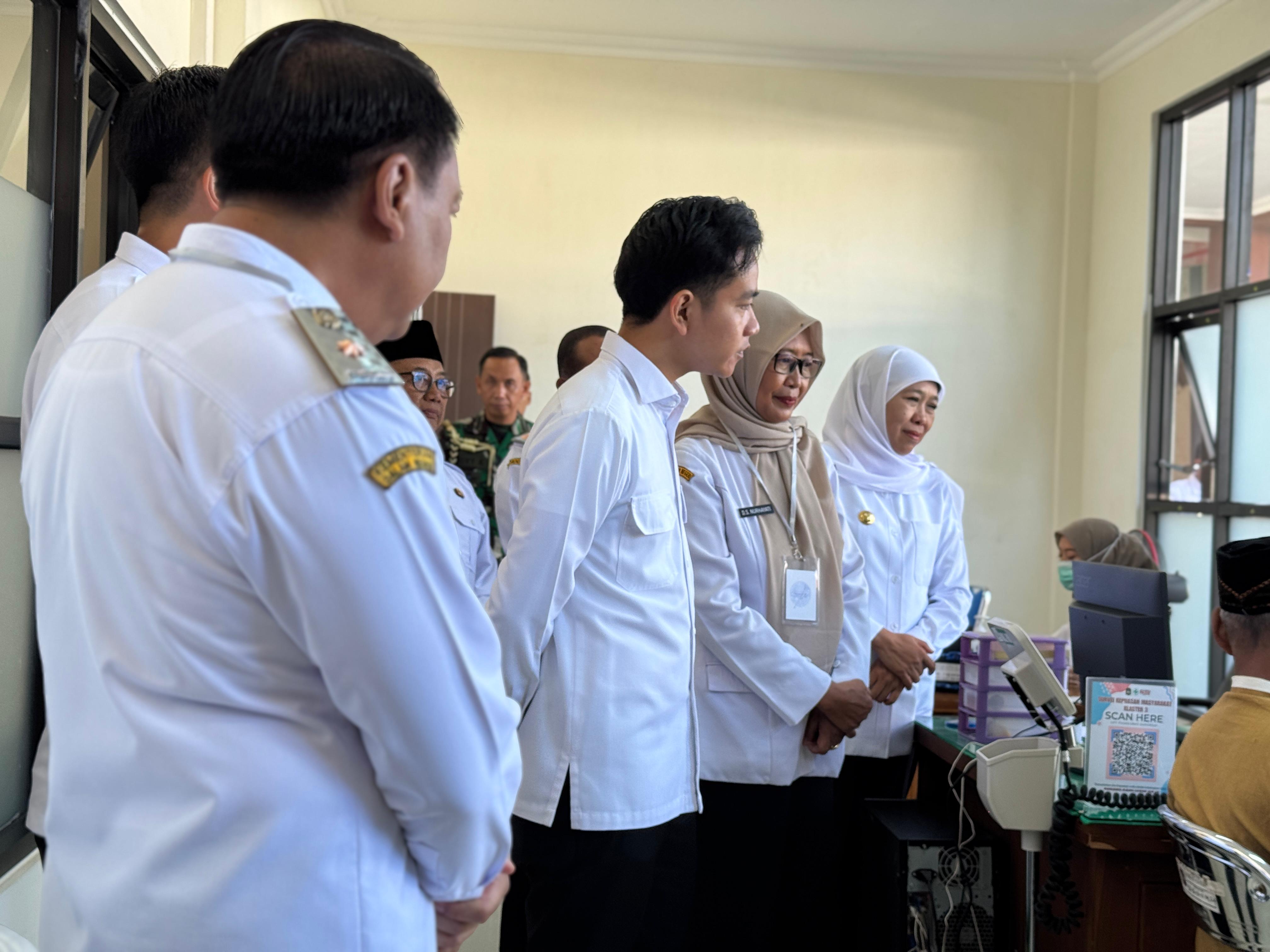 Tinjau Implementasi CKG di Blitar, Wapres Minta Puskesmas Perkuat Peran Promotif dan Preventif Wakil Presiden (Wapres) Gibran Rakabuming saatt meninjau pelaksanaan CKG di Puskesmas Sukorejo. (BeritaNasional/Elvis Sendouw/HO Setwapres)