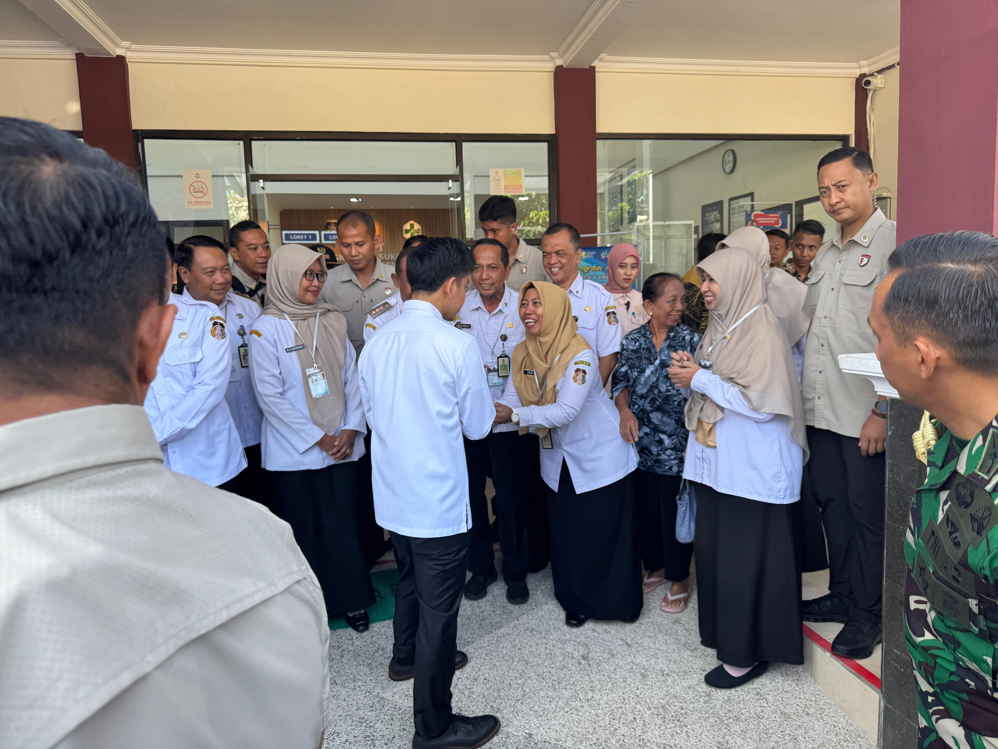 Tinjau Implementasi CKG di Blitar, Wapres Minta Puskesmas Perkuat Peran Promotif dan Preventif Wakil Presiden (Wapres) Gibran Rakabuming saatt meninjau pelaksanaan CKG di Puskesmas Sukorejo. (BeritaNasional/Elvis Sendouw/HO Setwapres)