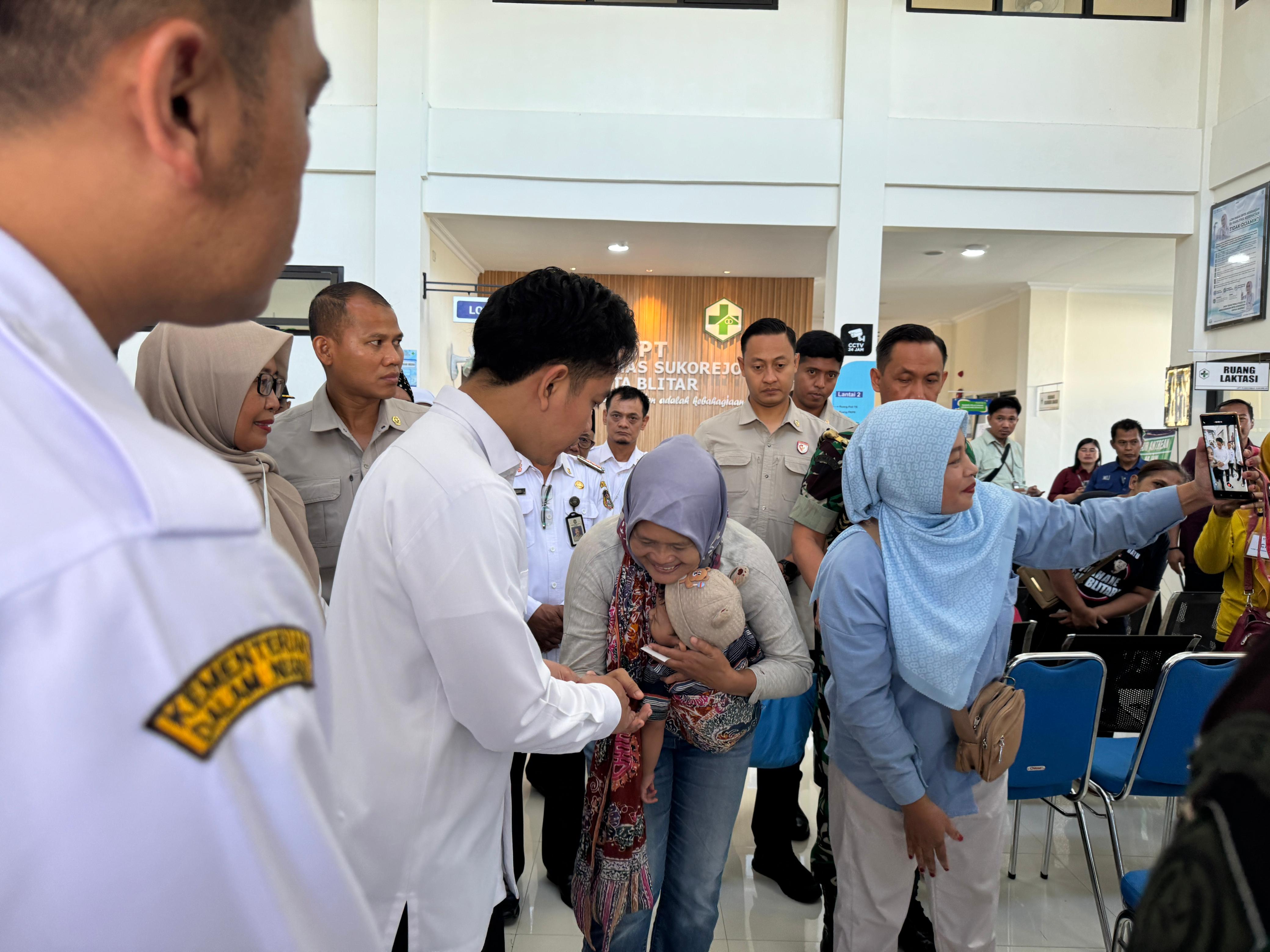 Tinjau Implementasi CKG di Blitar, Wapres Minta Puskesmas Perkuat Peran Promotif dan Preventif Wakil Presiden (Wapres) Gibran Rakabuming saatt meninjau pelaksanaan CKG di Puskesmas Sukorejo. (BeritaNasional/Elvis Sendouw/HO Setwapres)