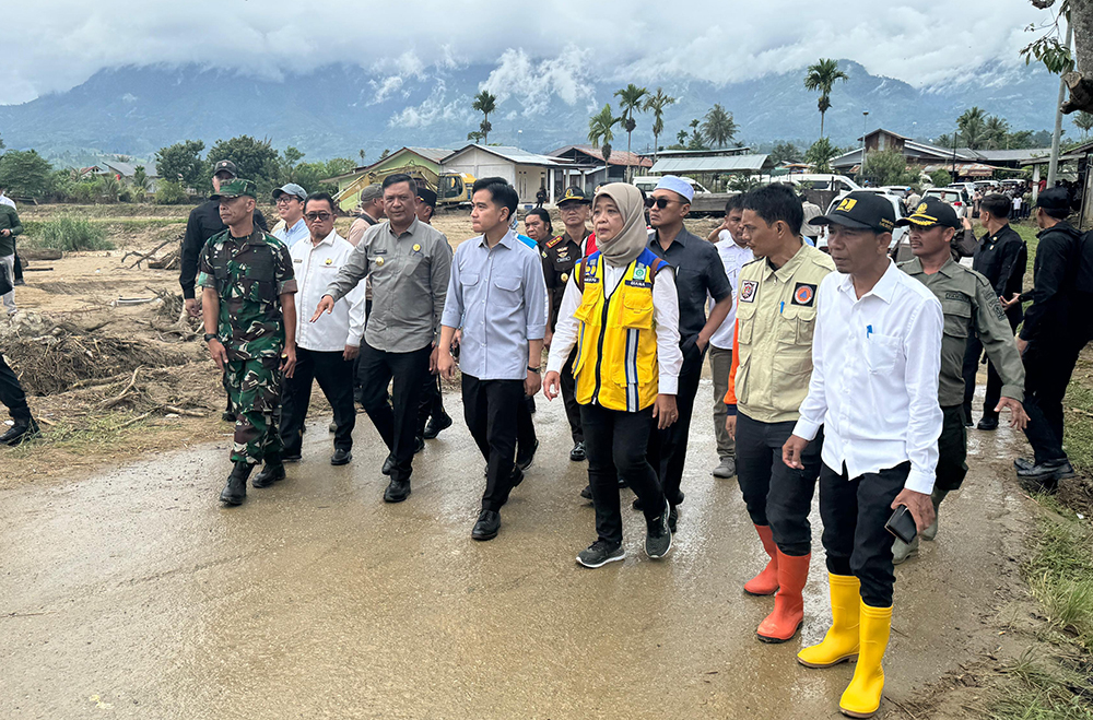 Wapres Gibran Rakabuming meninjau langsung Jembatan Aih Bobo di Desa Rigep, Kabupaten Gayo Lues, Provinsi Aceh (BeritaNasional/Elvis/HO Setwapres)