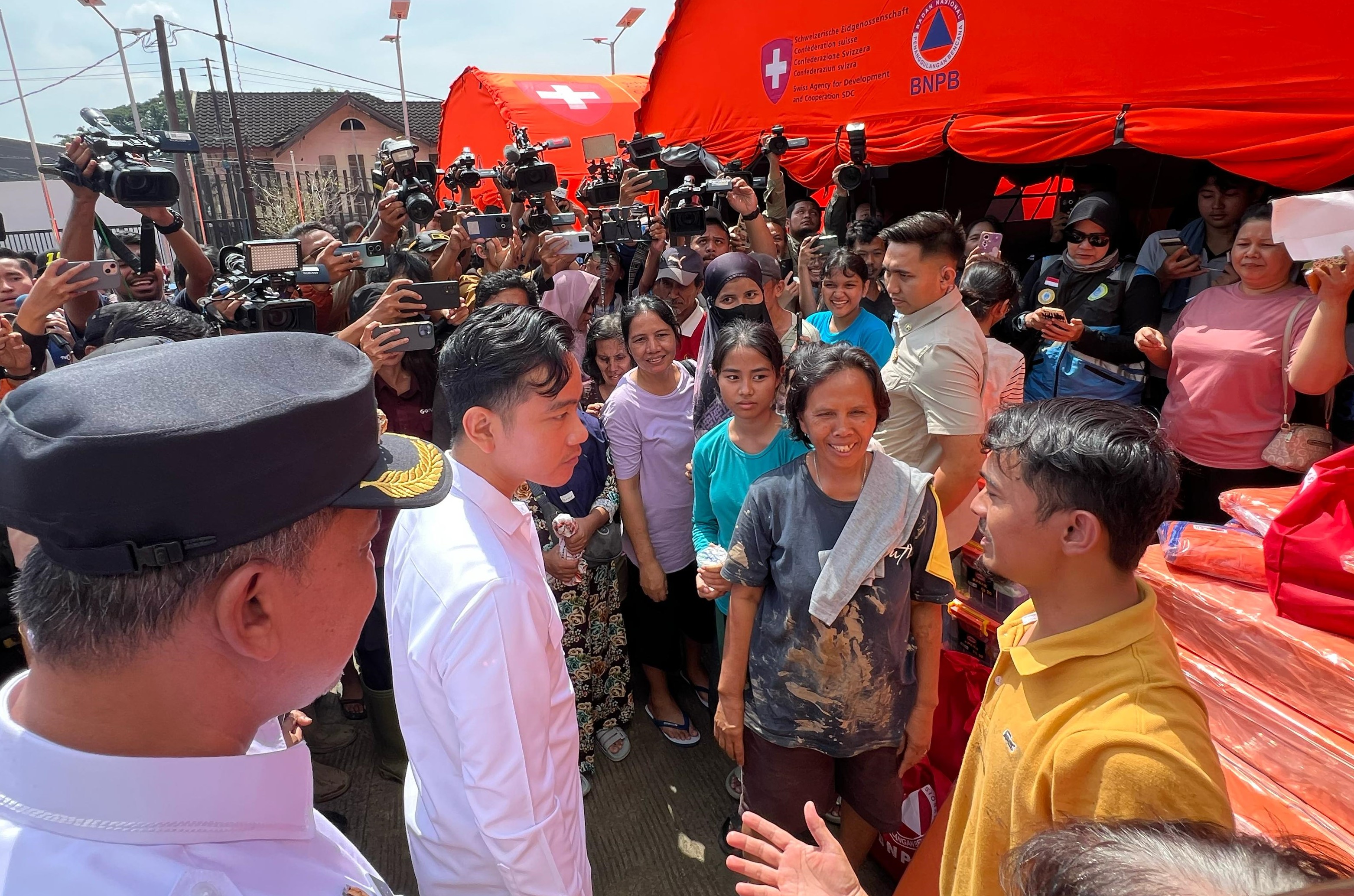 Wapres Gibran Rakabuming meninjau lokasi banjir dan tempat penampungan korban banjir di Bekasi. (BeritaNasional/Elvis Sendouw/HO Setwapres)