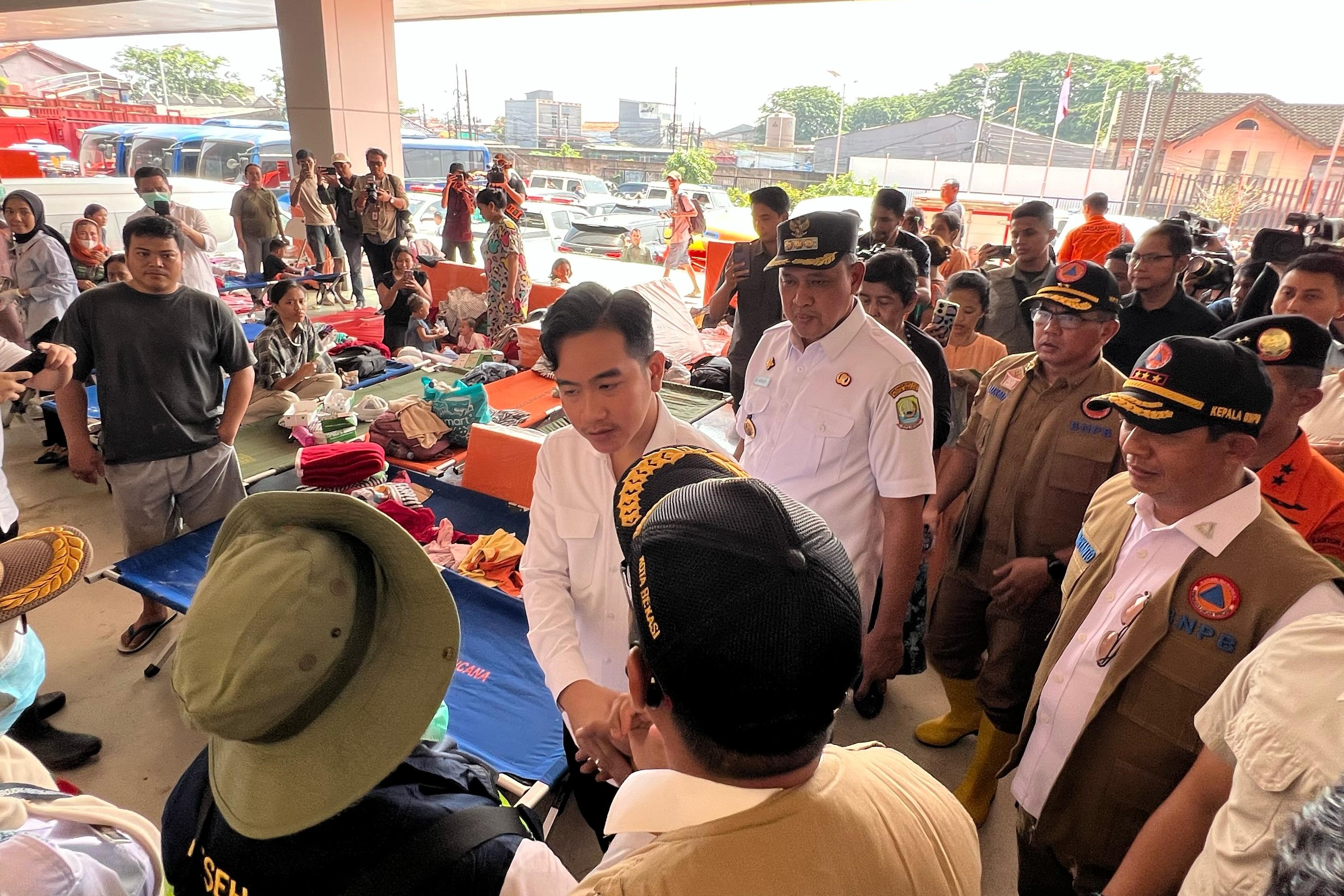 Wapres Gibran Rakabuming meninjau lokasi banjir dan tempat penampungan korban banjir di Bekasi. (BeritaNasional/Elvis Sendouw/HO Setwapres)