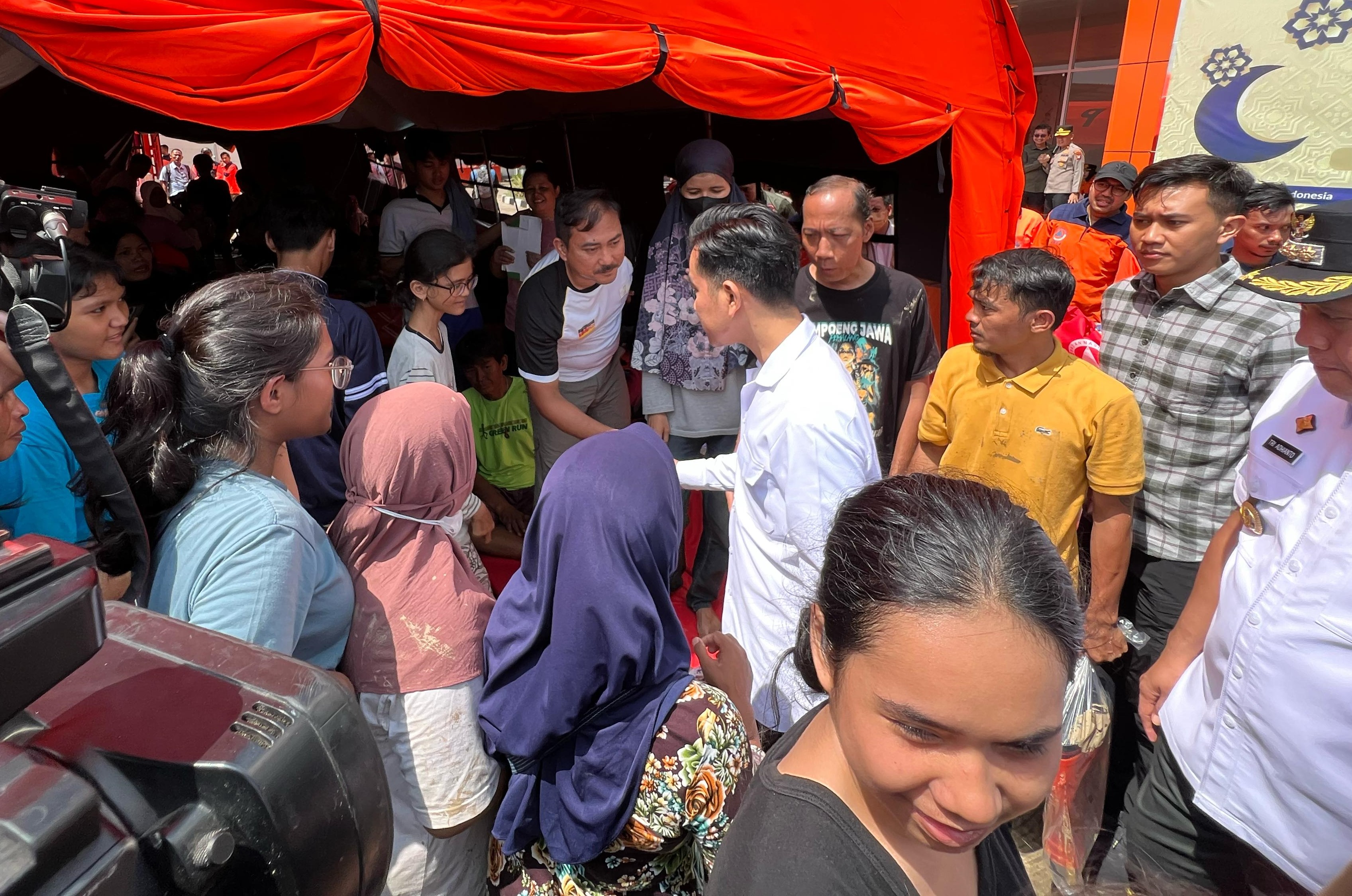 Wapres Gibran Rakabuming meninjau lokasi banjir dan tempat penampungan korban banjir di Bekasi. (BeritaNasional/Elvis Sendouw/HO Setwapres)