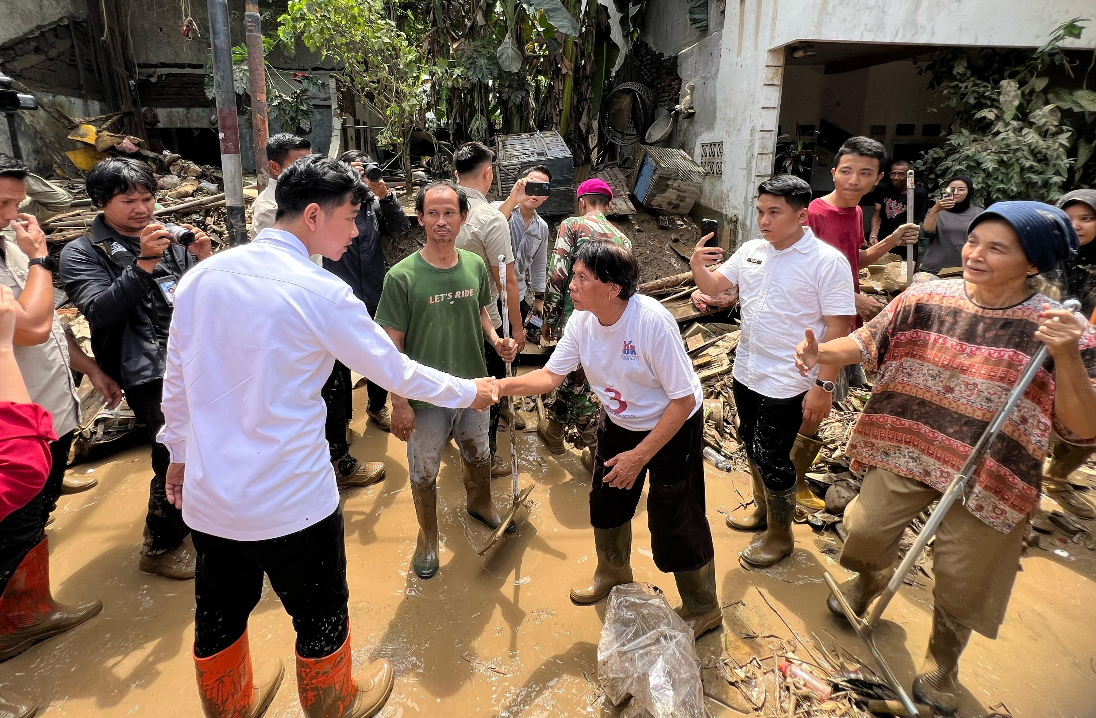 Wapres Gibran Rakabuming meninjau lokasi banjir dan tempat penampungan korban banjir di Bekasi. (BeritaNasional/Elvis Sendouw/HO Setwapres)