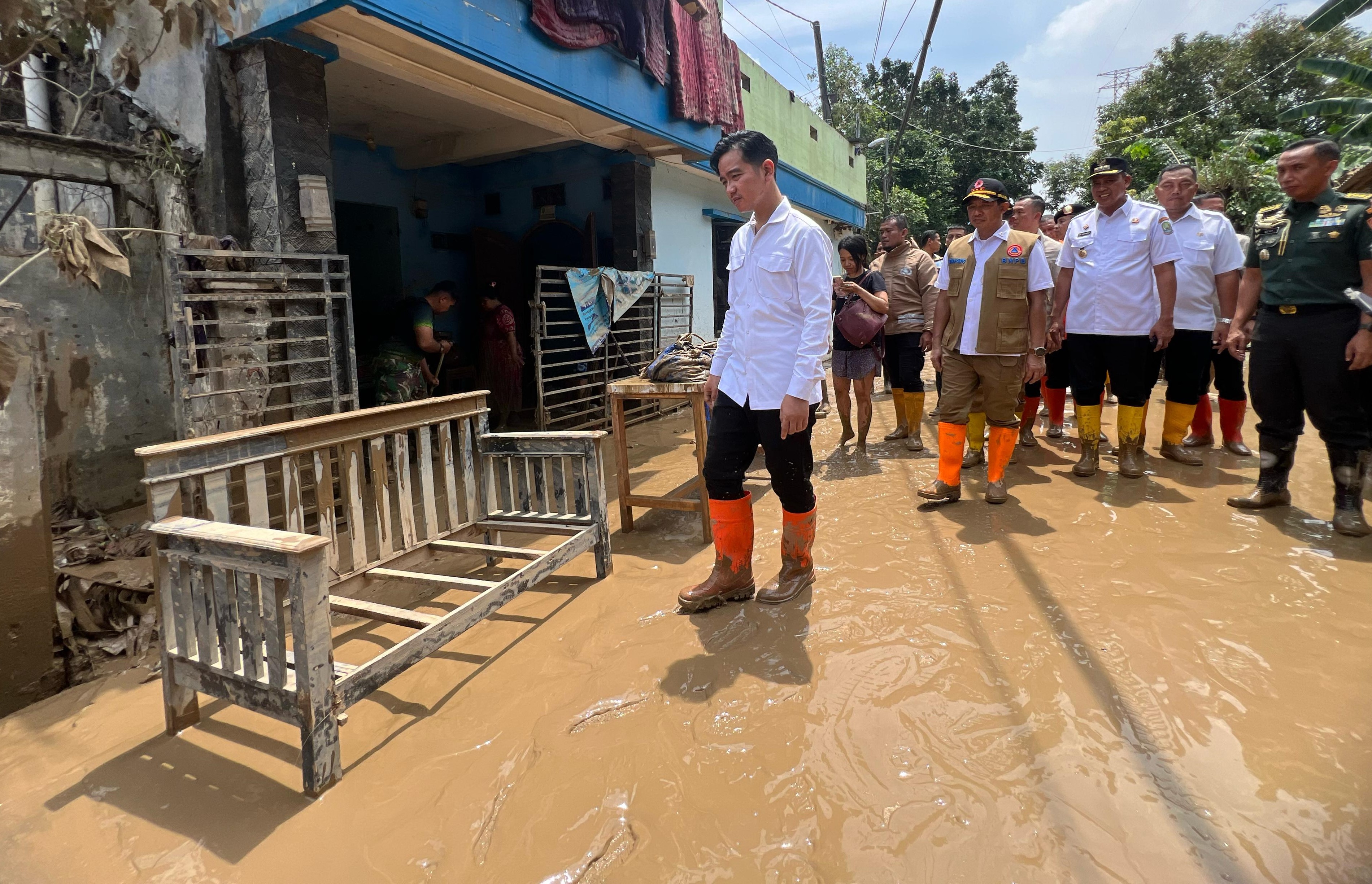 Wapres Gibran Rakabuming meninjau lokasi banjir dan tempat penampungan korban banjir di Bekasi. (BeritaNasional/Elvis Sendouw/HO Setwapres)