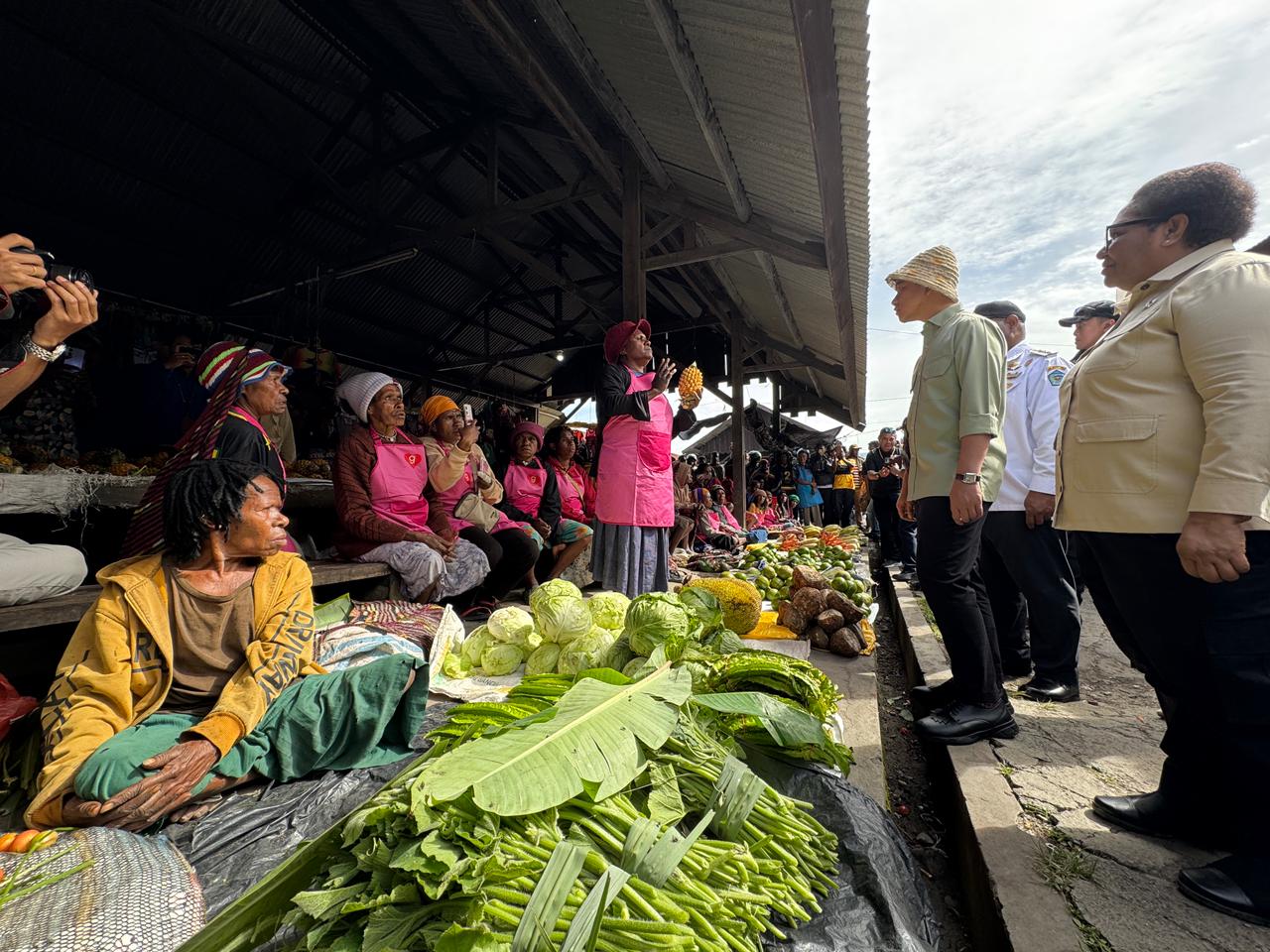 Wapres Gibran Rakabuming meninjau Pasar Potikelek di Wamena, Kabupaten Jayawijaya, Provinsi Papua Pegunungan. (BeritaNasional/Elvis/HO Setwapres)