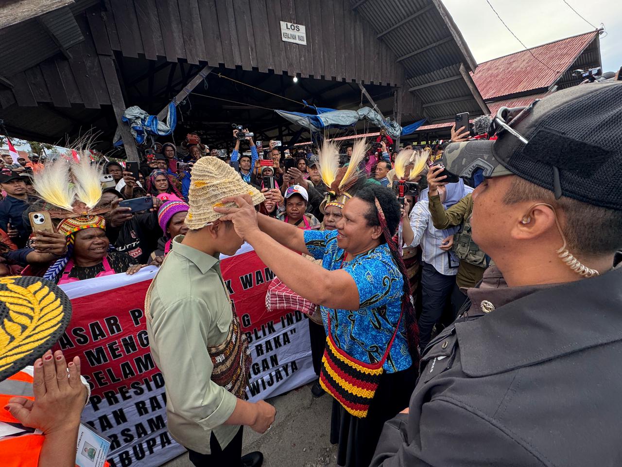 Wapres Gibran Rakabuming meninjau Pasar Potikelek di Wamena, Kabupaten Jayawijaya, Provinsi Papua Pegunungan. (BeritaNasional/Elvis/HO Setwapres)
