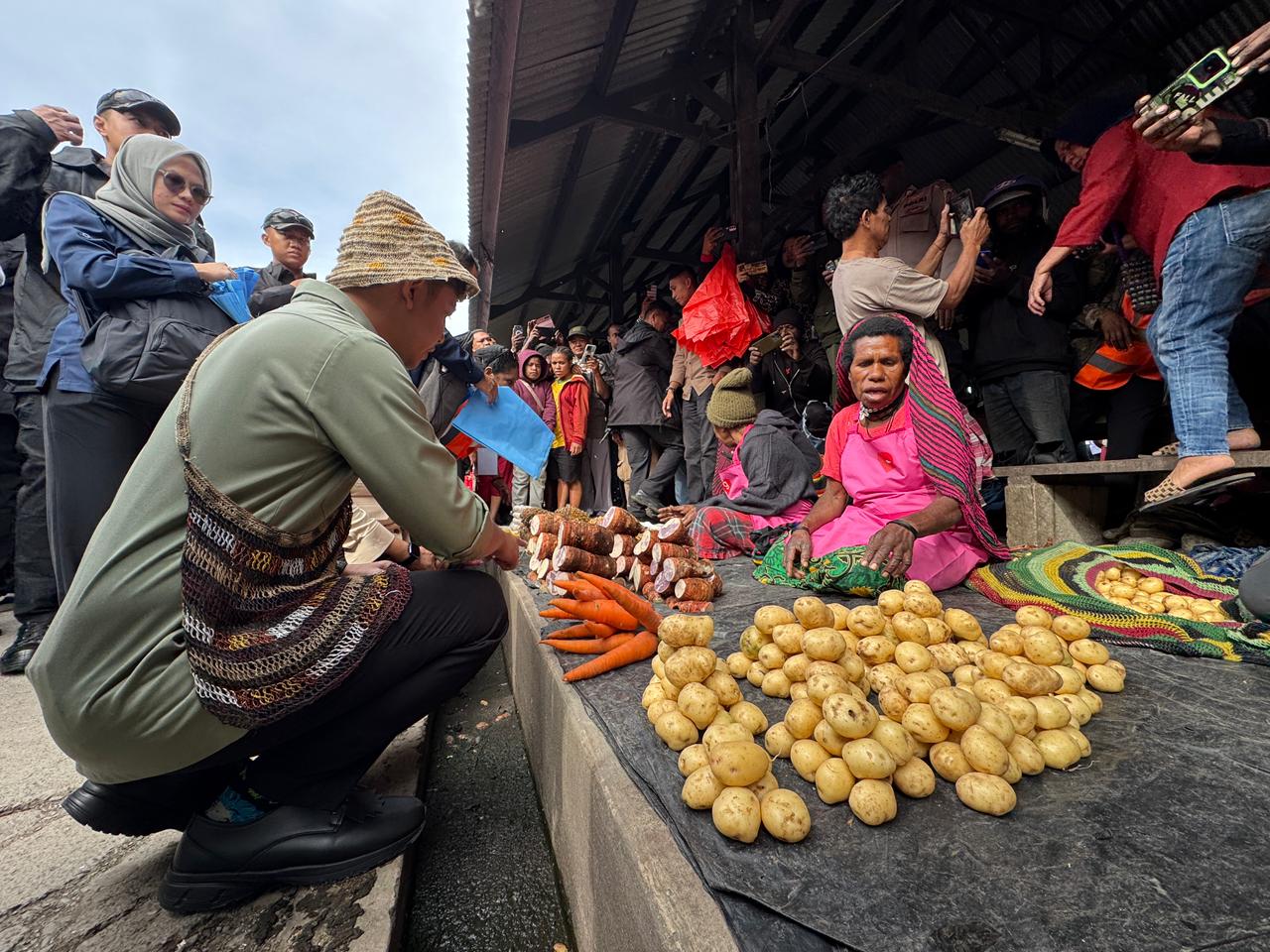 Wapres Gibran Rakabuming meninjau Pasar Potikelek di Wamena, Kabupaten Jayawijaya, Provinsi Papua Pegunungan. (BeritaNasional/Elvis/HO Setwapres)