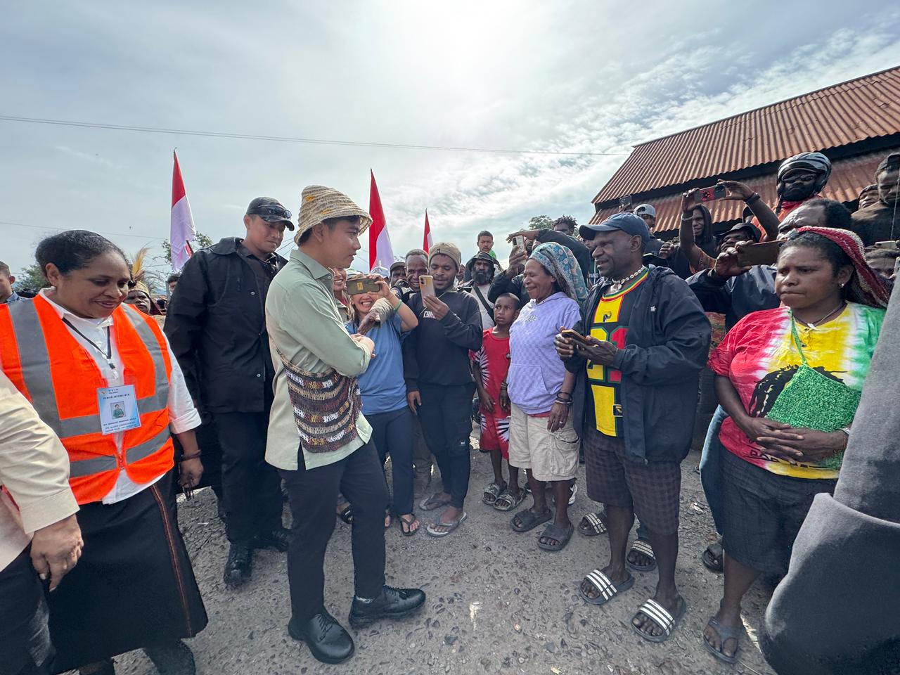 Wapres Gibran Rakabuming meninjau Pasar Potikelek di Wamena, Kabupaten Jayawijaya, Provinsi Papua Pegunungan. (BeritaNasional/Elvis/HO Setwapres)