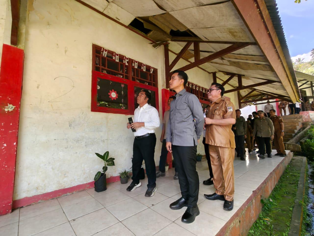 Wapres Gibran Rakabuming meninjau pelaksanaan program Makan Bergizi Gratis (MBG) di SMP Negeri 1 Tombulu, Minahasa, Sulut. (BeritaNasional/Elvis/HO Setwapres)