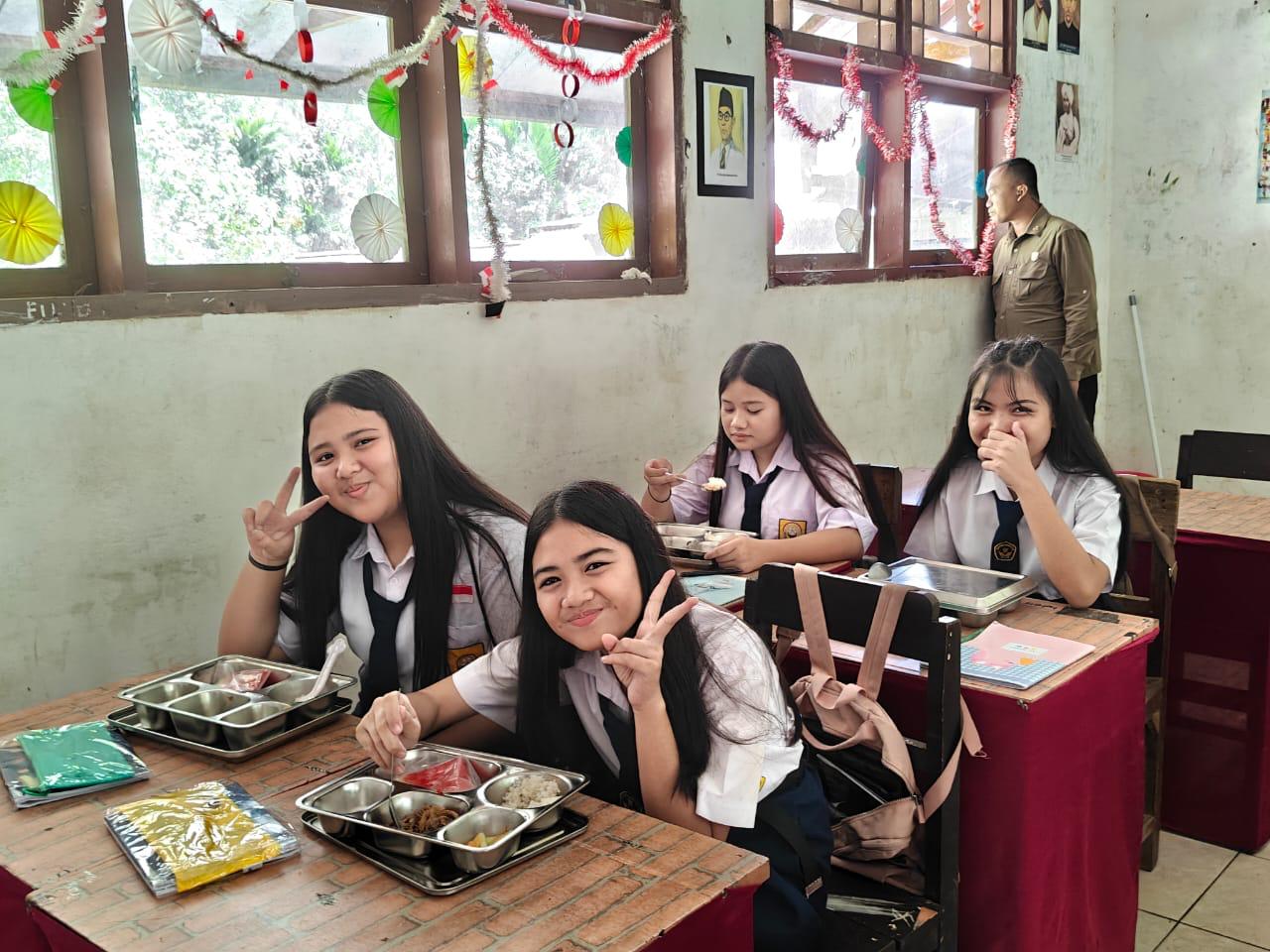 Wapres Gibran Rakabuming meninjau pelaksanaan program Makan Bergizi Gratis (MBG) di SMP Negeri 1 Tombulu, Minahasa, Sulut. (BeritaNasional/Elvis/HO Setwapres)