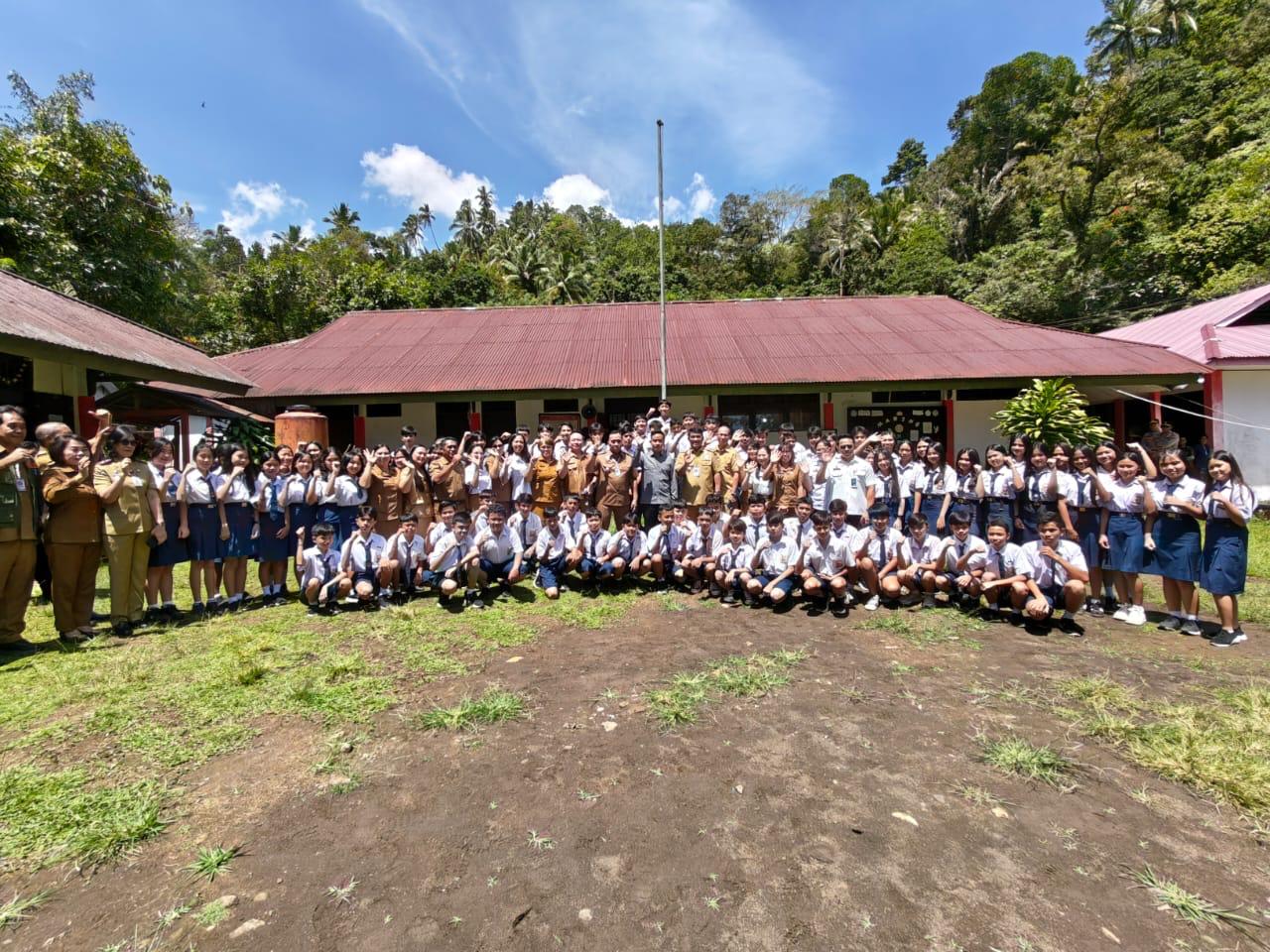 Wapres Gibran Rakabuming meninjau pelaksanaan program Makan Bergizi Gratis (MBG) di SMP Negeri 1 Tombulu, Minahasa, Sulut. (BeritaNasional/Elvis/HO Setwapres)