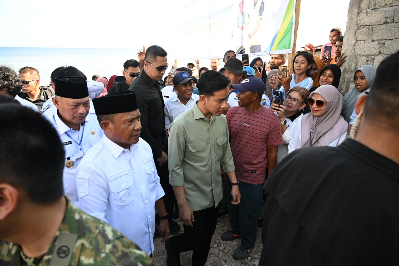 Tinjau Rehabilitasi Talud Penahan Ombak di Morotai, Wapres Tegaskan Pentingnya Infrastruktur Tahan Bencana Wakil Presiden (Wapres) Gibran Rakabuming meninjau proyek rehabilitasi talud penahan ombak di Desa Joubela, Kecamatan Morotai Selatan, Kabupaten Pulau Morotai. (BeritaNasional/Elvis/HO Setwapres)