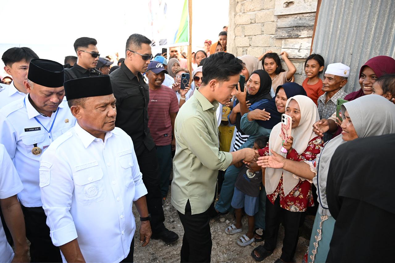 Tinjau Rehabilitasi Talud Penahan Ombak di Morotai, Wapres Tegaskan Pentingnya Infrastruktur Tahan Bencana Wakil Presiden (Wapres) Gibran Rakabuming meninjau proyek rehabilitasi talud penahan ombak di Desa Joubela, Kecamatan Morotai Selatan, Kabupaten Pulau Morotai. (BeritaNasional/Elvis/HO Setwapres)