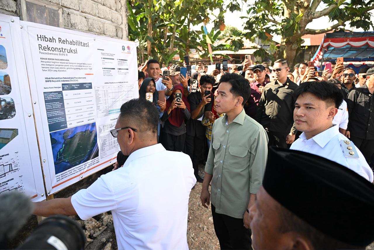 Tinjau Rehabilitasi Talud Penahan Ombak di Morotai, Wapres Tegaskan Pentingnya Infrastruktur Tahan Bencana Wakil Presiden (Wapres) Gibran Rakabuming meninjau proyek rehabilitasi talud penahan ombak di Desa Joubela, Kecamatan Morotai Selatan, Kabupaten Pulau Morotai. (BeritaNasional/Elvis/HO Setwapres)