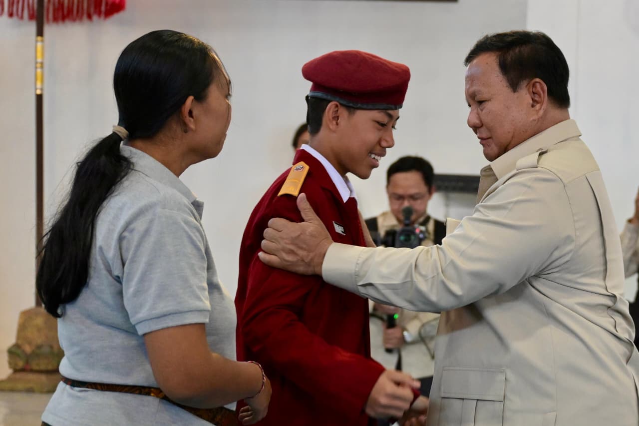 Presiden RI Prabowo Subianto melakukan kunjungan kerja meninjau Sekolah Rakyat Menengah Pertama (SRMP) 17 Tabanan, Bali. (BeritaNasional/Elvis/HO Foto: Cahyo - Biro Pers Istana Presiden)