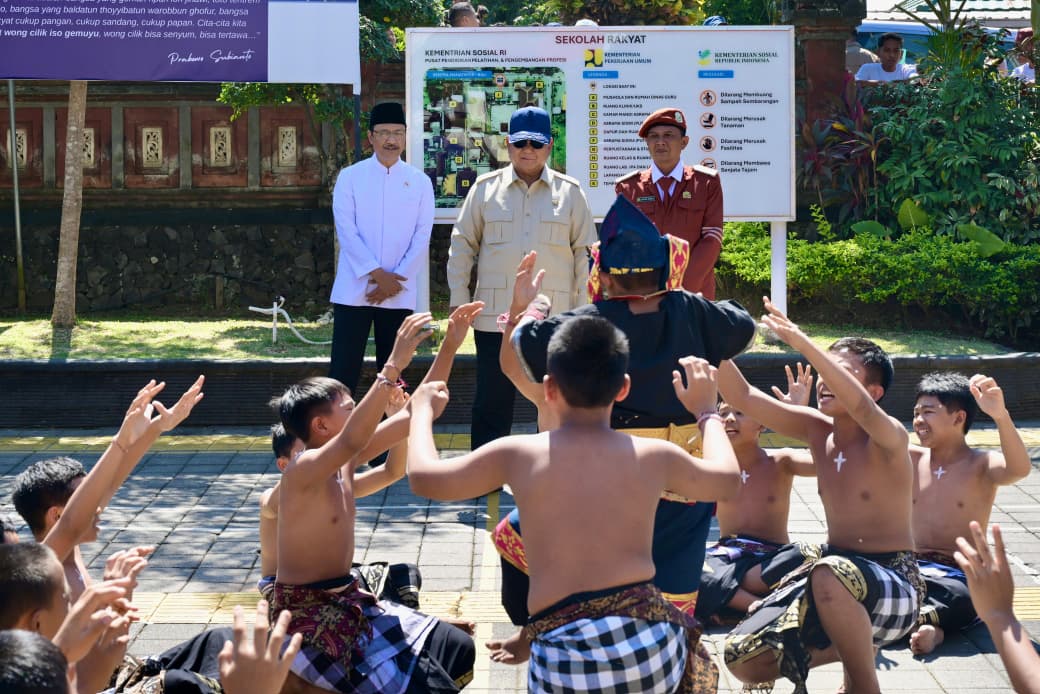 Presiden RI Prabowo Subianto melakukan kunjungan kerja meninjau Sekolah Rakyat Menengah Pertama (SRMP) 17 Tabanan, Bali. (BeritaNasional/Elvis/HO Foto: Cahyo - Biro Pers Istana Presiden)