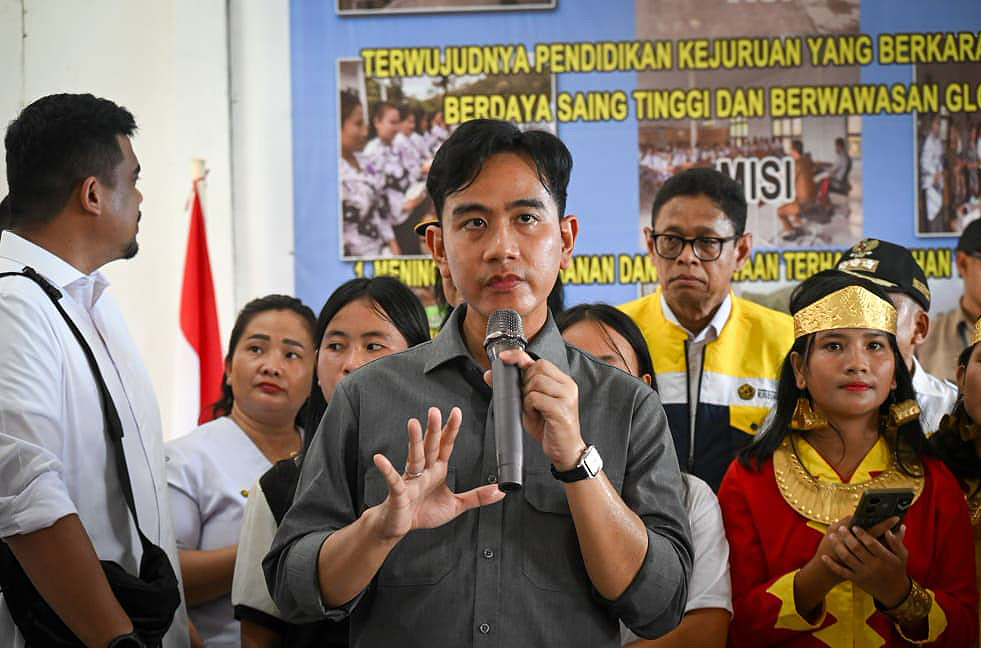 Wapres Gibran Rakabuming meninjau Sungai Gomo di Kecamatan Boronadu, Kabupaten Nias Selatan, Sumatra Utara. (BeritaNasional/Elvis/HO Setwapres)