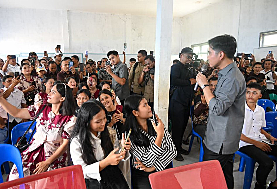Wapres Gibran Rakabuming meninjau Sungai Gomo di Kecamatan Boronadu, Kabupaten Nias Selatan, Sumatra Utara. (BeritaNasional/Elvis/HO Setwapres)