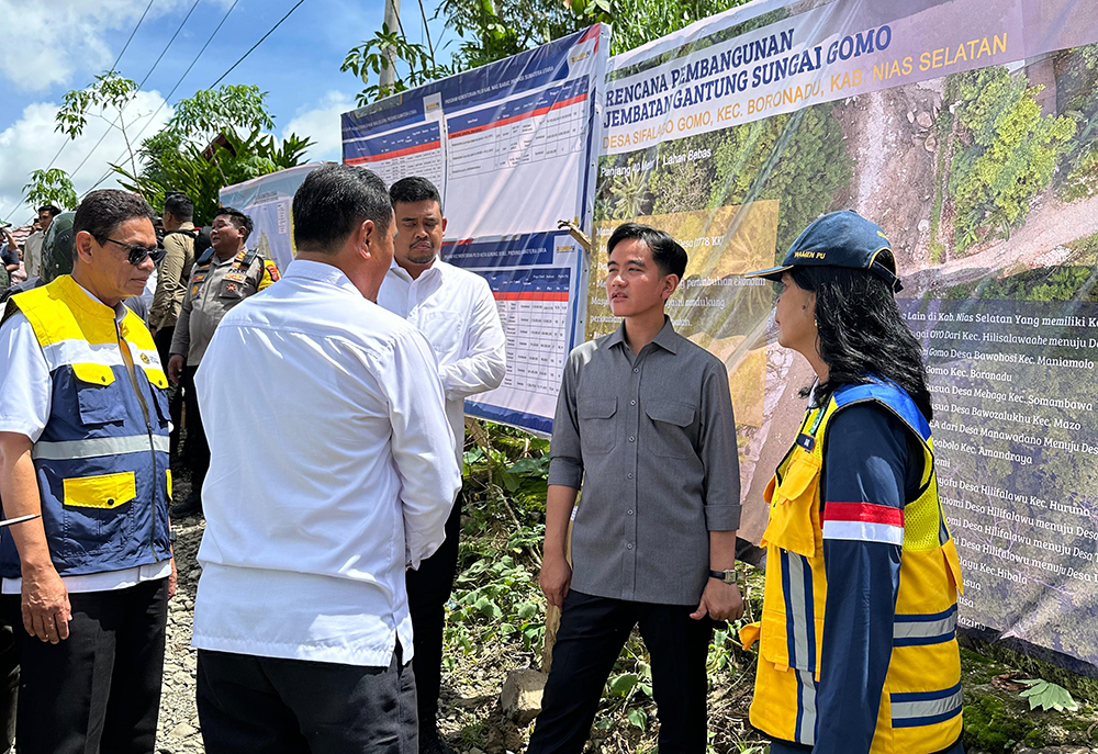 Wapres Gibran Rakabuming meninjau Sungai Gomo di Kecamatan Boronadu, Kabupaten Nias Selatan, Sumatra Utara. (BeritaNasional/Elvis/HO Setwapres)