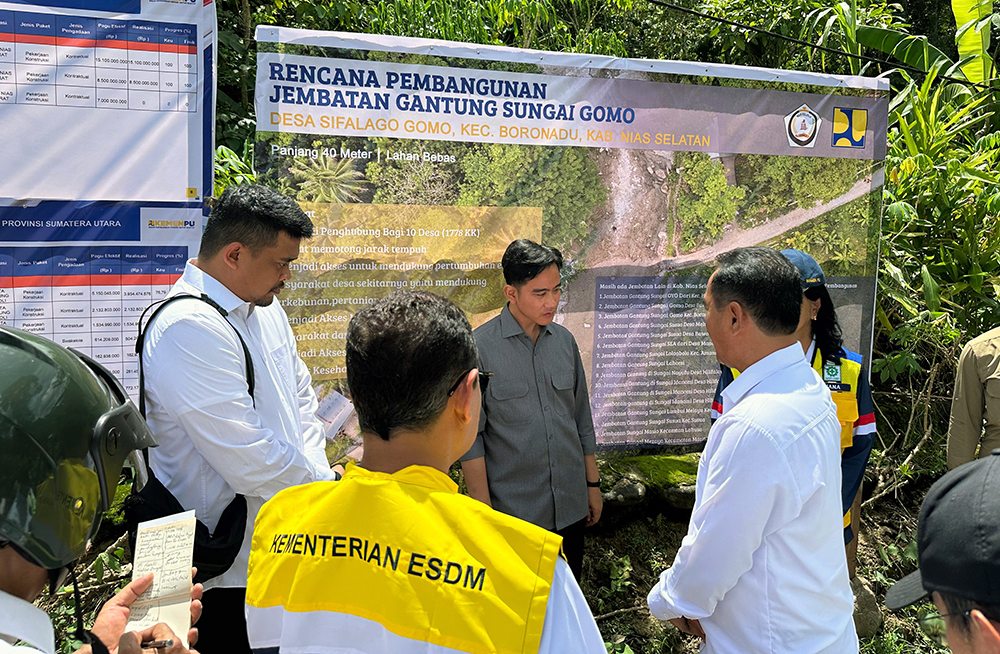 Wapres Gibran Rakabuming meninjau Sungai Gomo di Kecamatan Boronadu, Kabupaten Nias Selatan, Sumatra Utara. (BeritaNasional/Elvis/HO Setwapres)