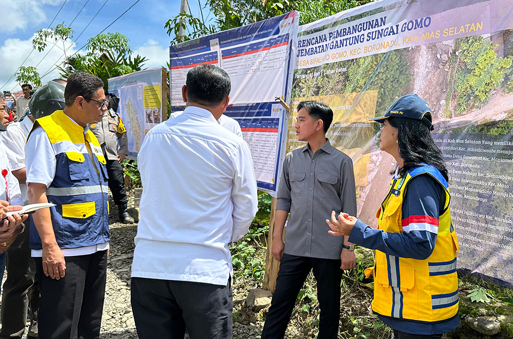 Wapres Gibran Rakabuming meninjau Sungai Gomo di Kecamatan Boronadu, Kabupaten Nias Selatan, Sumatra Utara. (BeritaNasional/Elvis/HO Setwapres)
