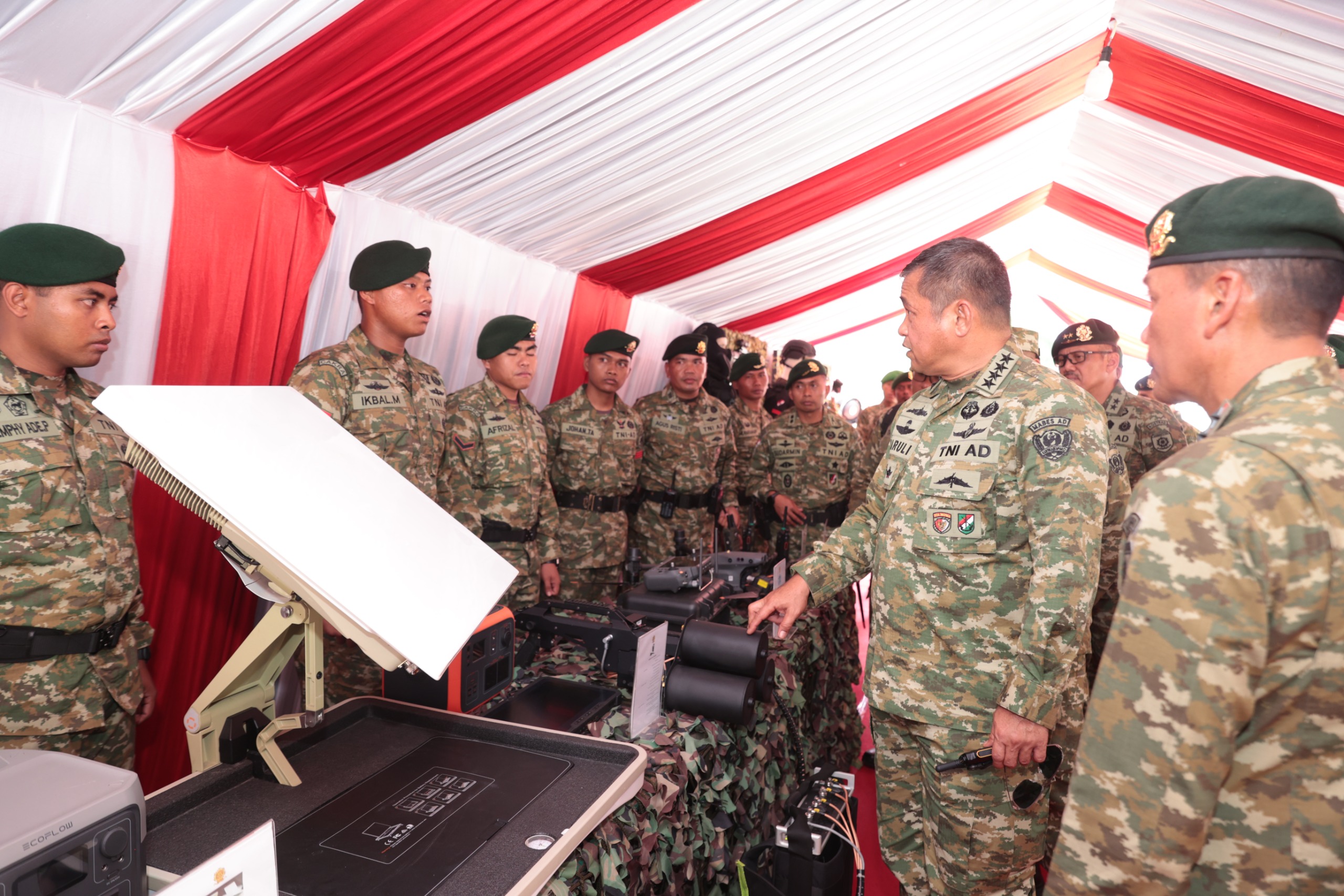 Kasad Jenderal TNI Maruli Simanjuntak meninjau Markas Batalyon Intai Tempur (Yontaipur) Kostrad di Cikarang, Jawa Barat. (BeritaNasional/Elvis/HO Dispenad)
