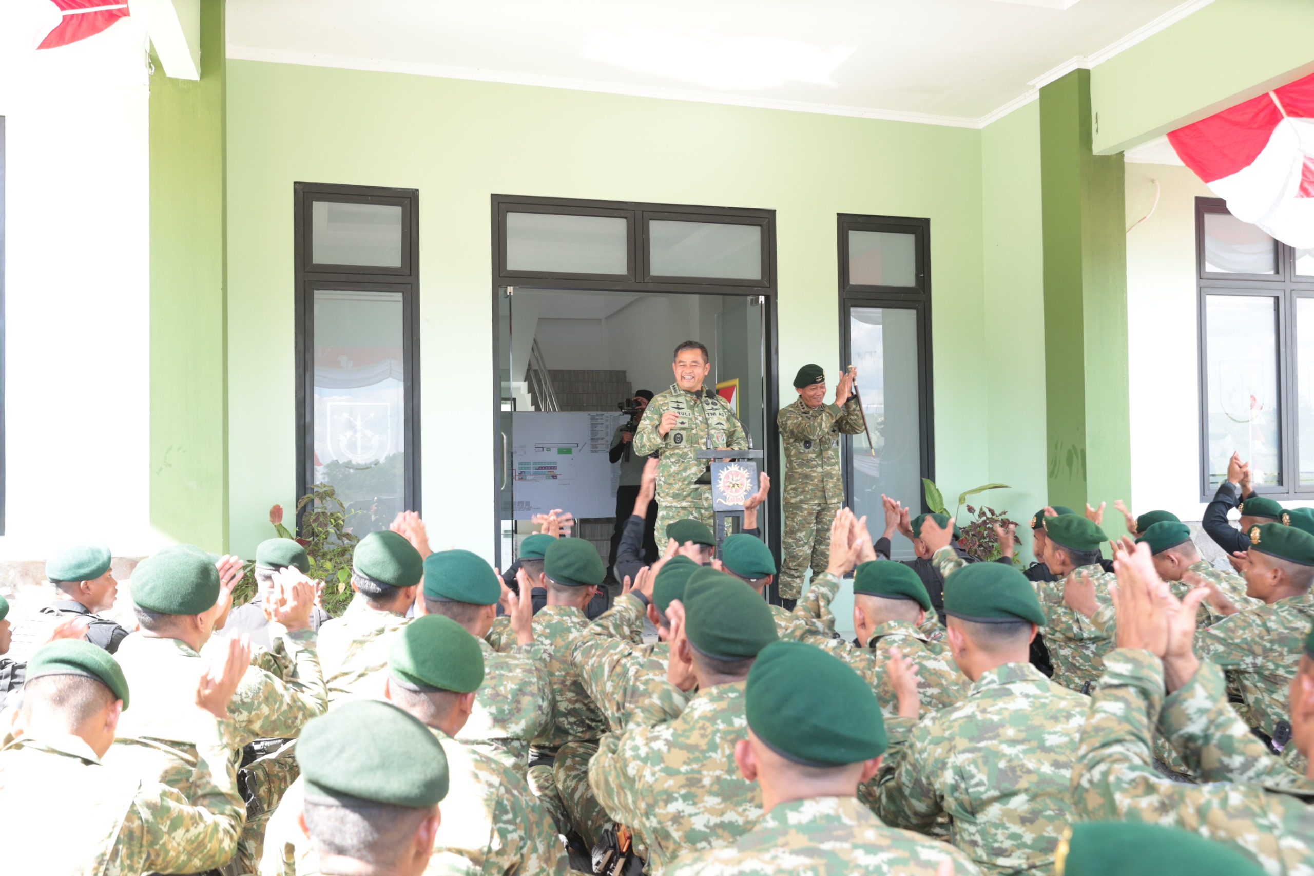 Kasad Jenderal TNI Maruli Simanjuntak meninjau Markas Batalyon Intai Tempur (Yontaipur) Kostrad di Cikarang, Jawa Barat. (BeritaNasional/Elvis/HO Dispenad)